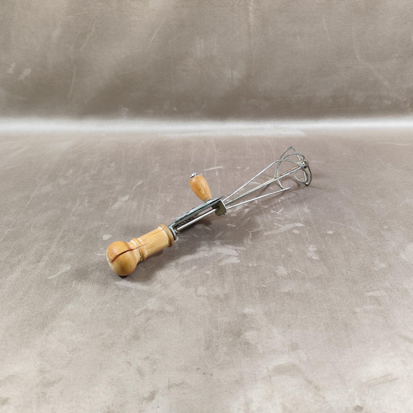 Batteur à œuf à manche en bois Made in France Vintage 1950