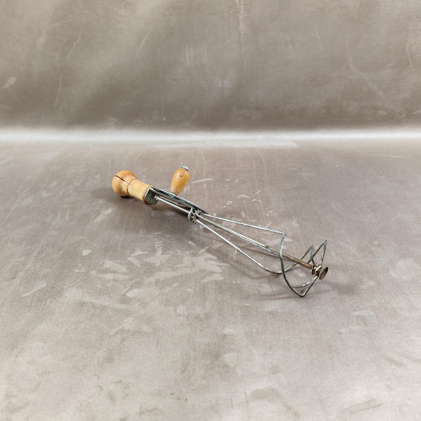 Batteur à œuf à manche en bois Made in France Vintage 1950