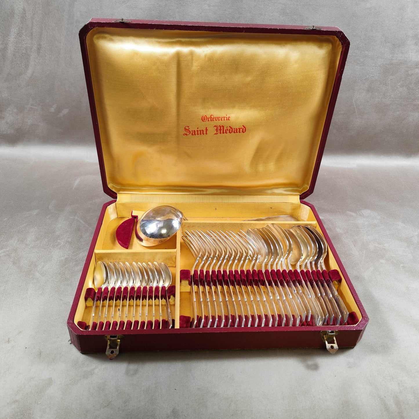 Ménagère 12 personnes 37 pièces Art Déco par Saint Médard en Métal argenté Poinçon d'Orfèvre en écrin Vintage 1900