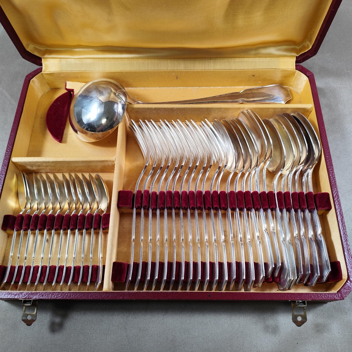 Ménagère 12 personnes 37 pièces Art Déco par Saint Médard en Métal argenté Poinçon d'Orfèvre en écrin Vintage 1900