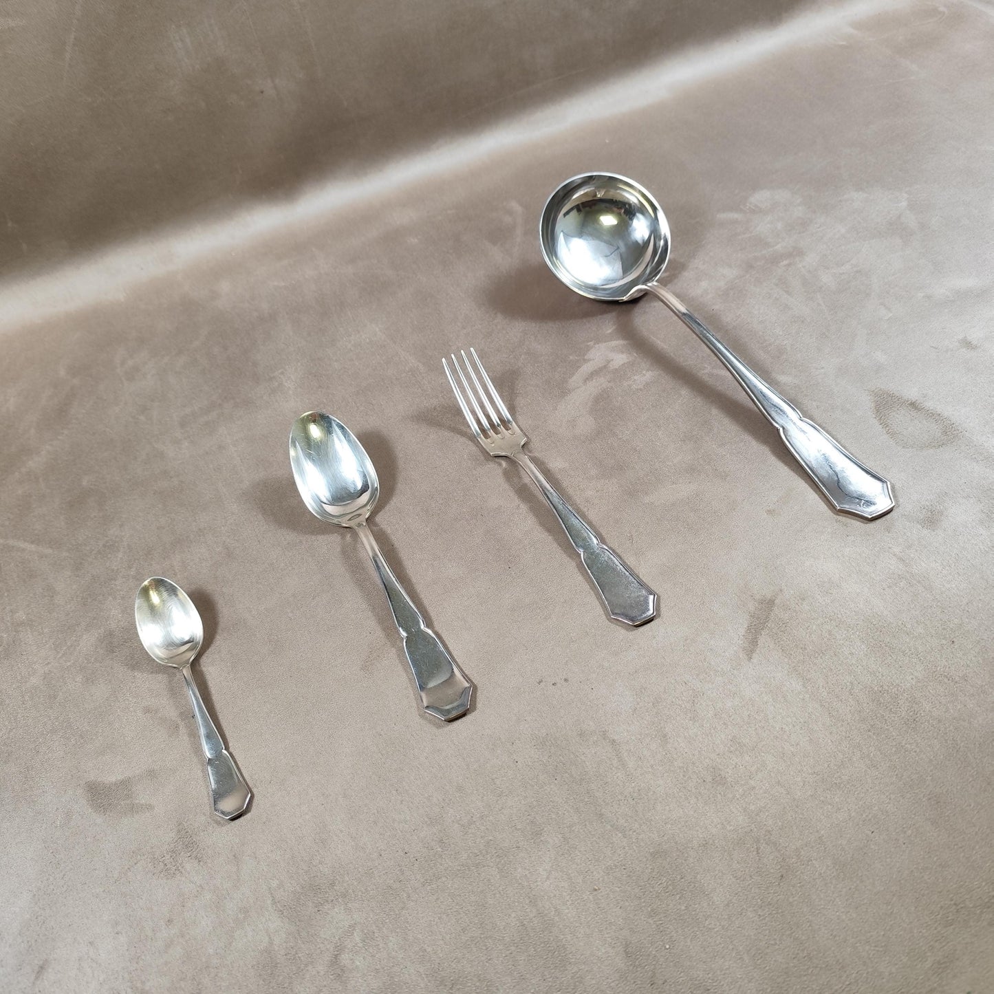 Ménagère 12 personnes 37 pièces Art Déco par Saint Médard en Métal argenté Poinçon d'Orfèvre en écrin Vintage 1900