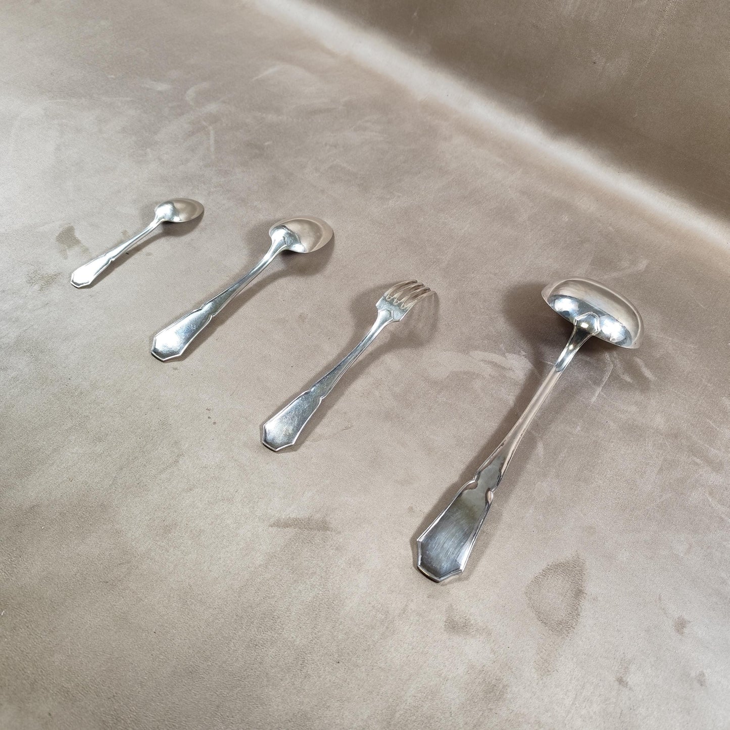 Ménagère 12 personnes 37 pièces Art Déco par Saint Médard en Métal argenté Poinçon d'Orfèvre en écrin Vintage 1900