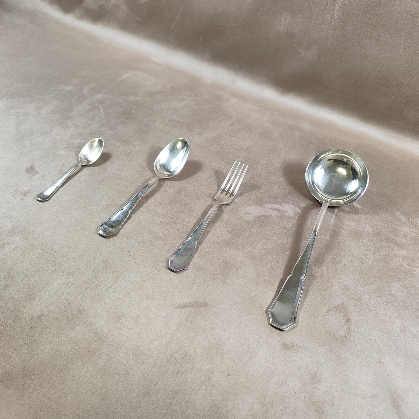 Ménagère 12 personnes 37 pièces Art Déco par Saint Médard en Métal argenté Poinçon d'Orfèvre en écrin Vintage 1900