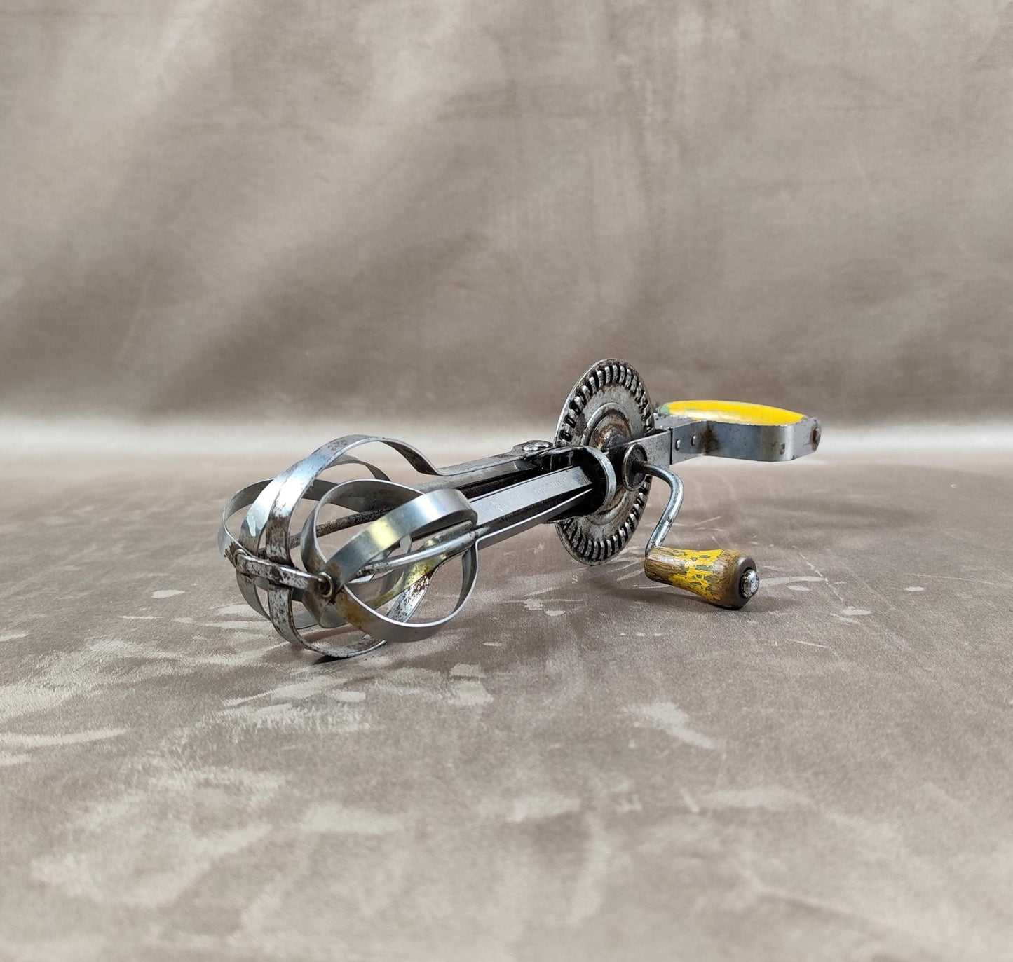 Batteur à œuf à manche en bois Made in U.S.A Vintage 1950