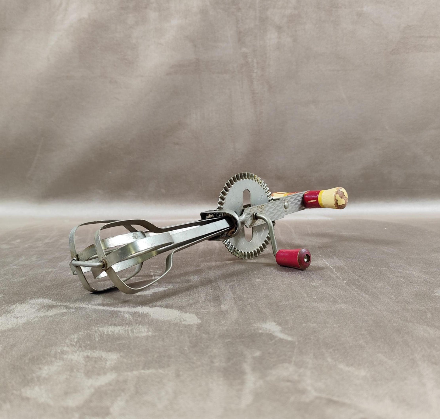 Batteur à œuf à manche en bois Made in France Vintage 1950