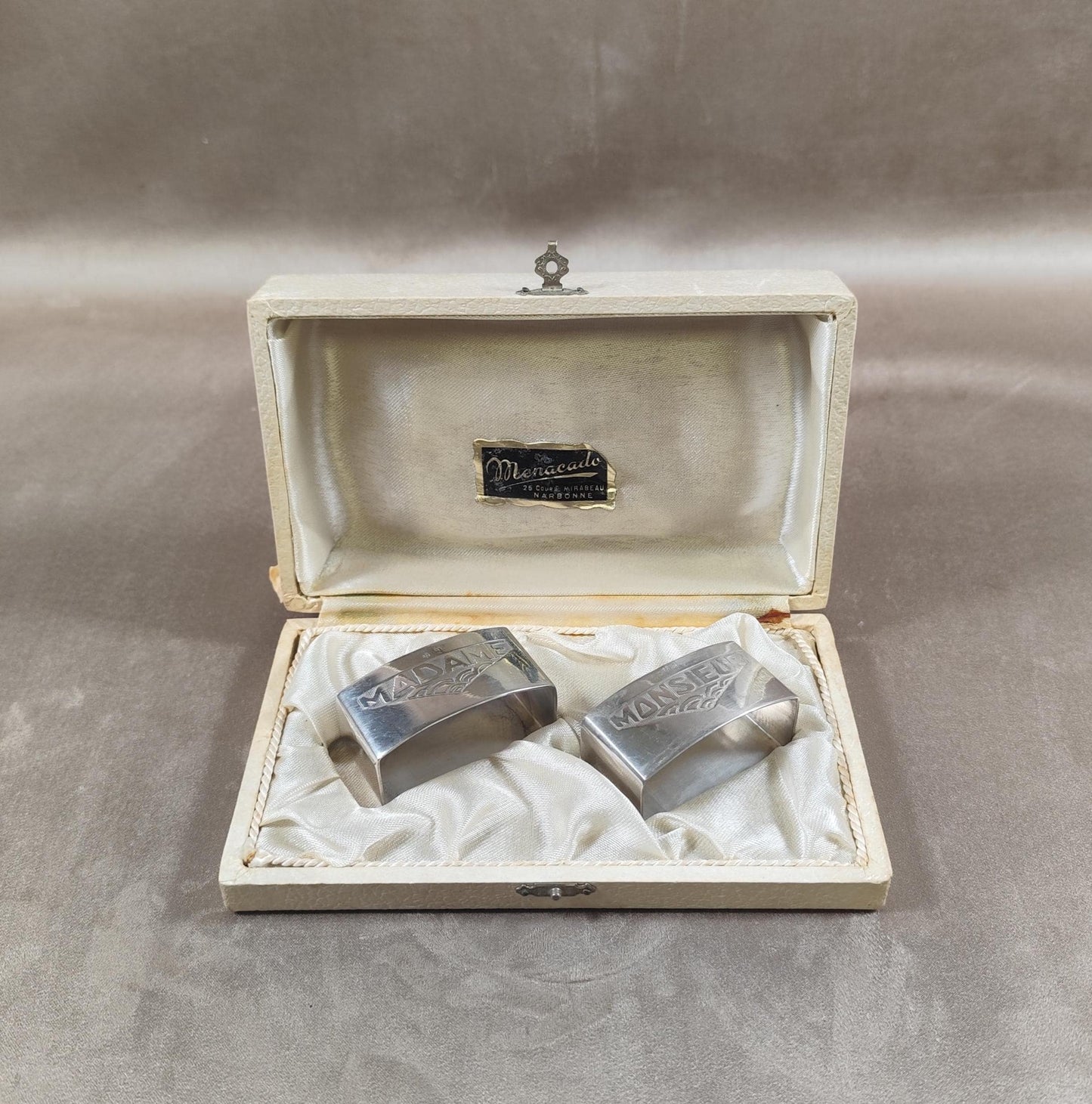 Lot de 2 ronds de serviettes en métal argenté Monsieur Madame par Menacado Made in France Vintage 1900