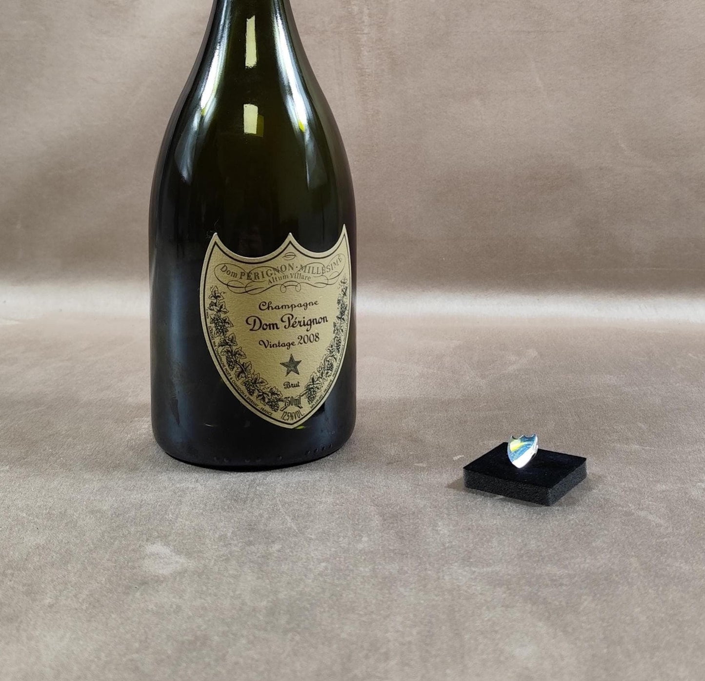 Pin's en Métal Champagne Dom Pérignon Made in France Vintage 1980