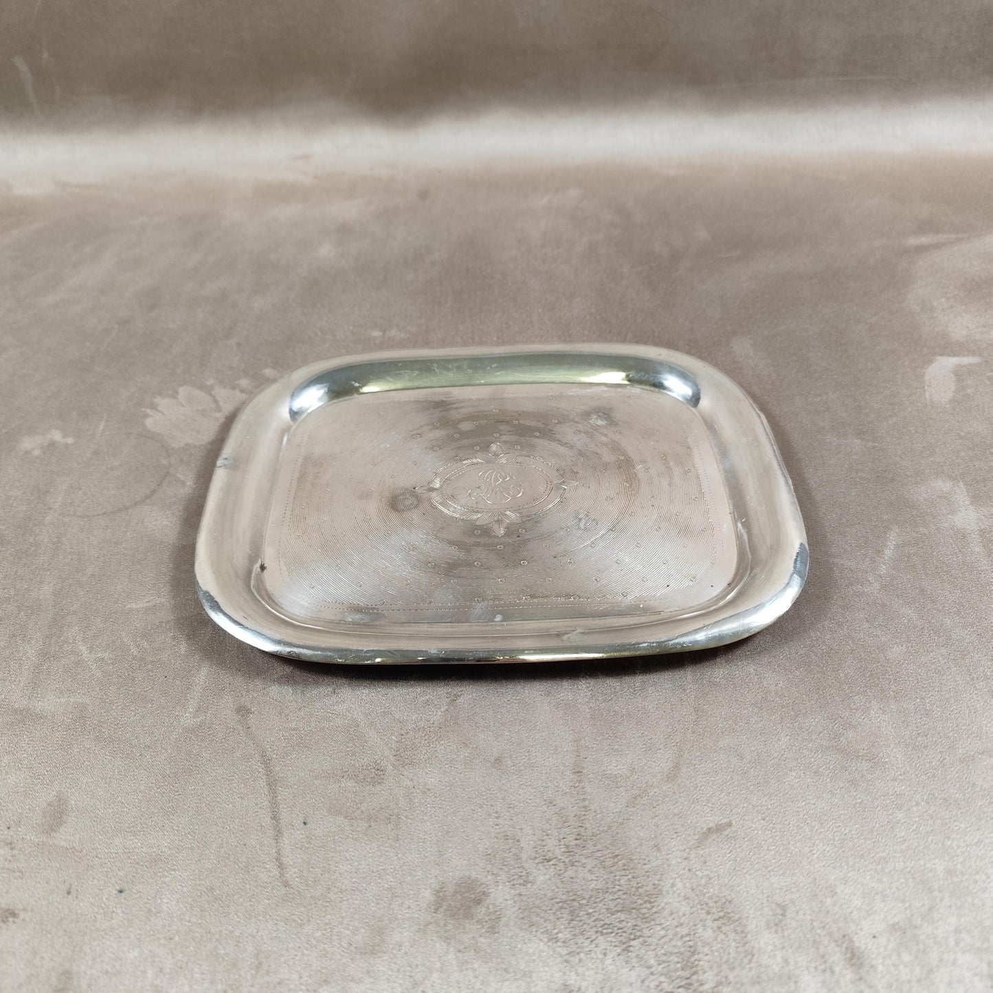 Petit plateau vide-poche en métal argenté Plateau rectangulaire gravé Monogramme ancien Art de la table vintage