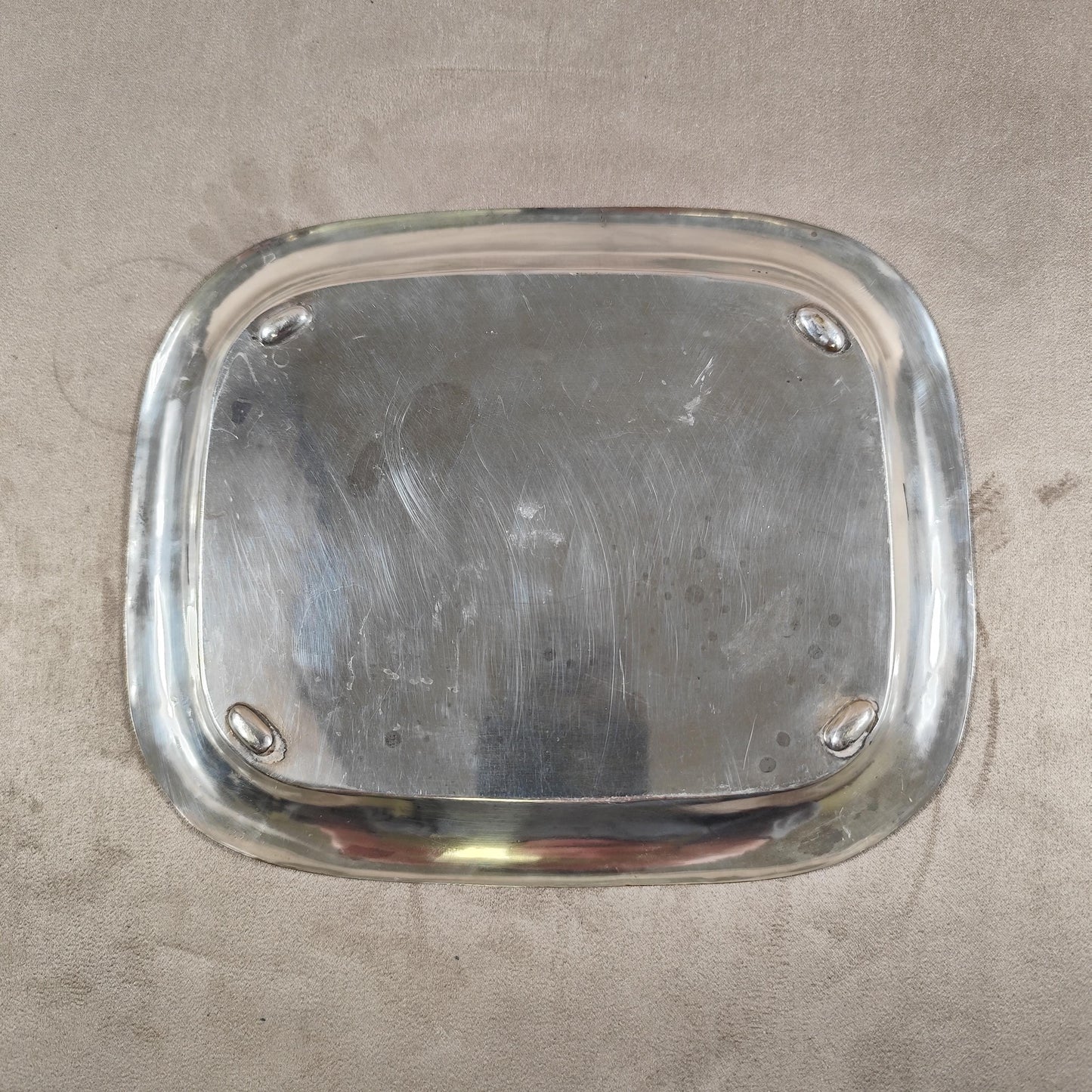 Petit plateau vide-poche en métal argenté Plateau rectangulaire gravé Monogramme ancien Art de la table vintage