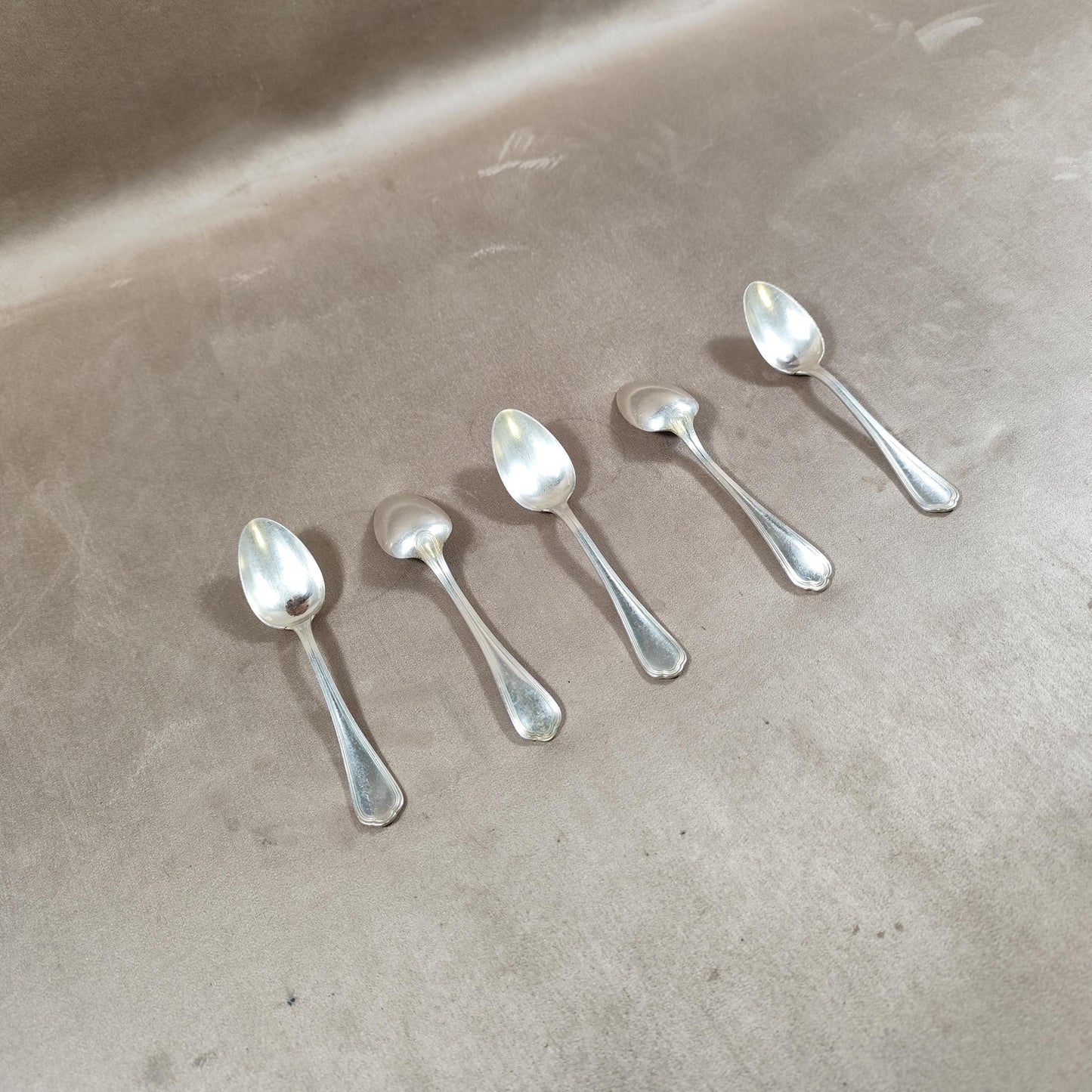 Lot de 5 cuillères à café Christofle en métal argenté Modèle hôtel Vintage XXe