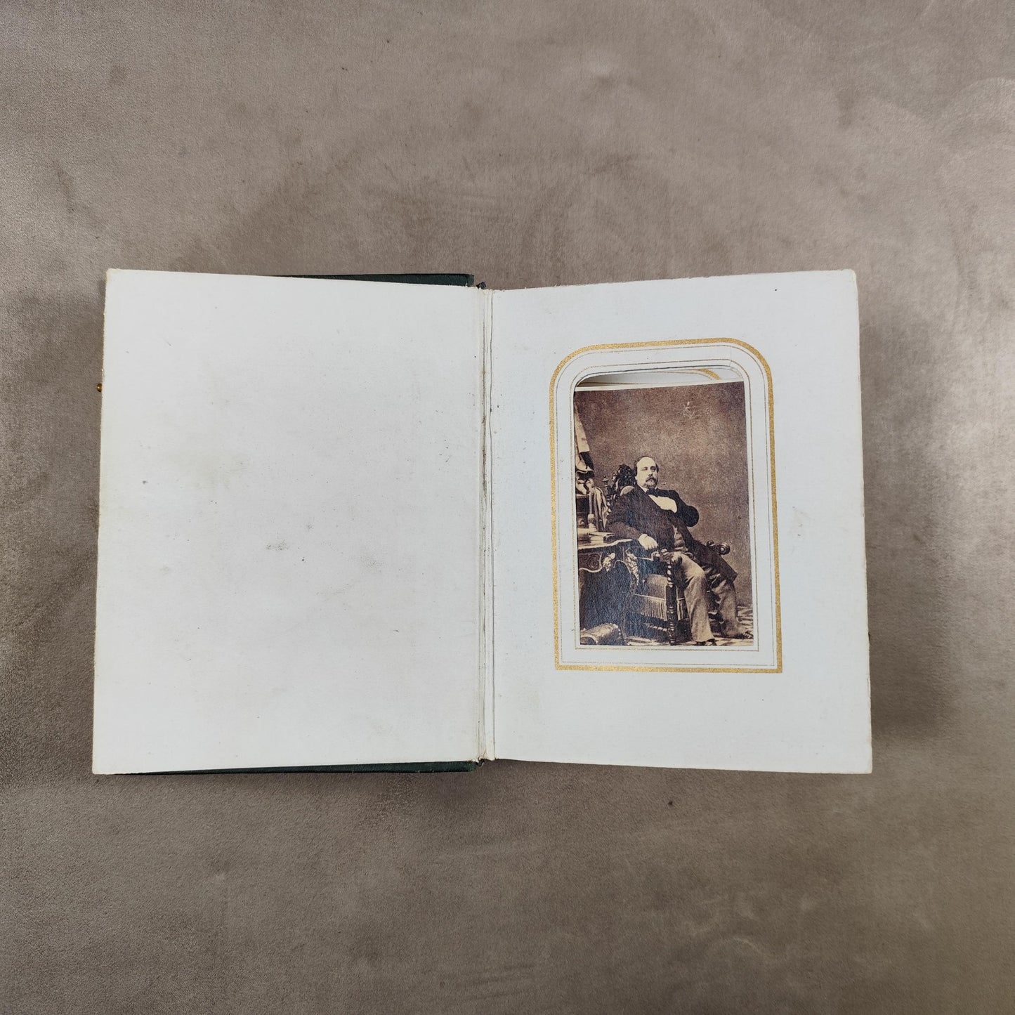 Album photo ancien XIXe siècle avec portraits Photographies CDV dont Nadar Reliure verte à fermoirs