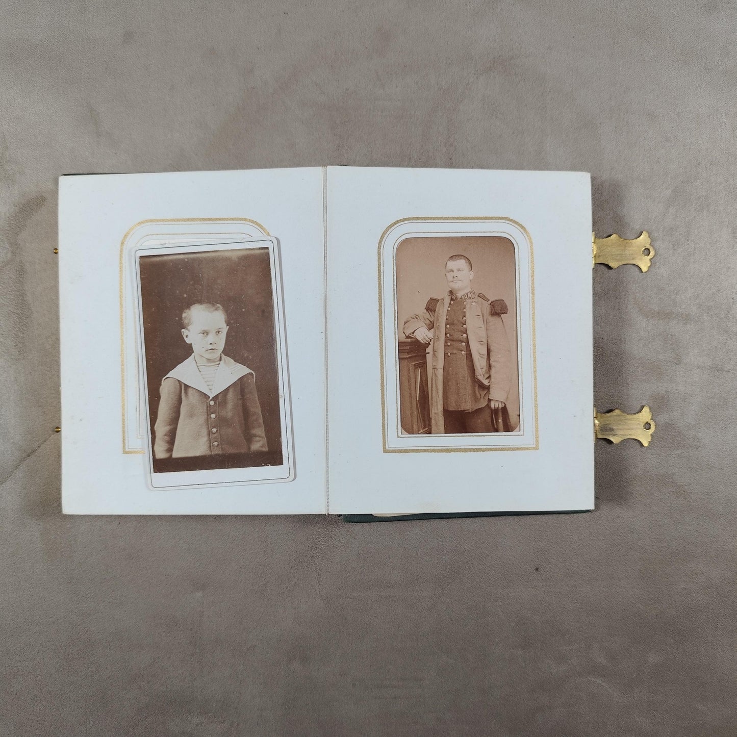 Album photo ancien XIXe siècle avec portraits Photographies CDV dont Nadar Reliure verte à fermoirs