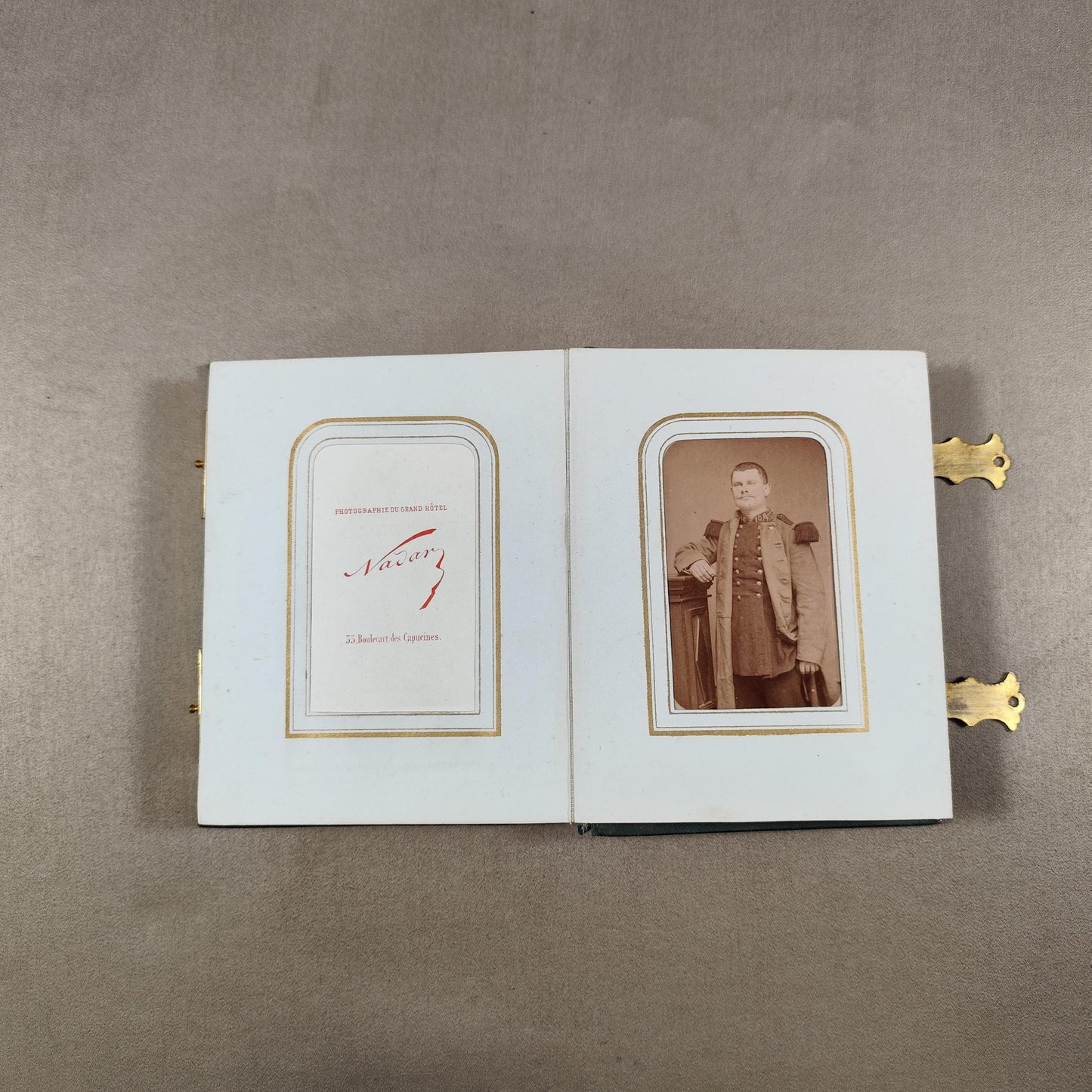 Album photo ancien XIXe siècle avec portraits Photographies CDV dont Nadar Reliure verte à fermoirs