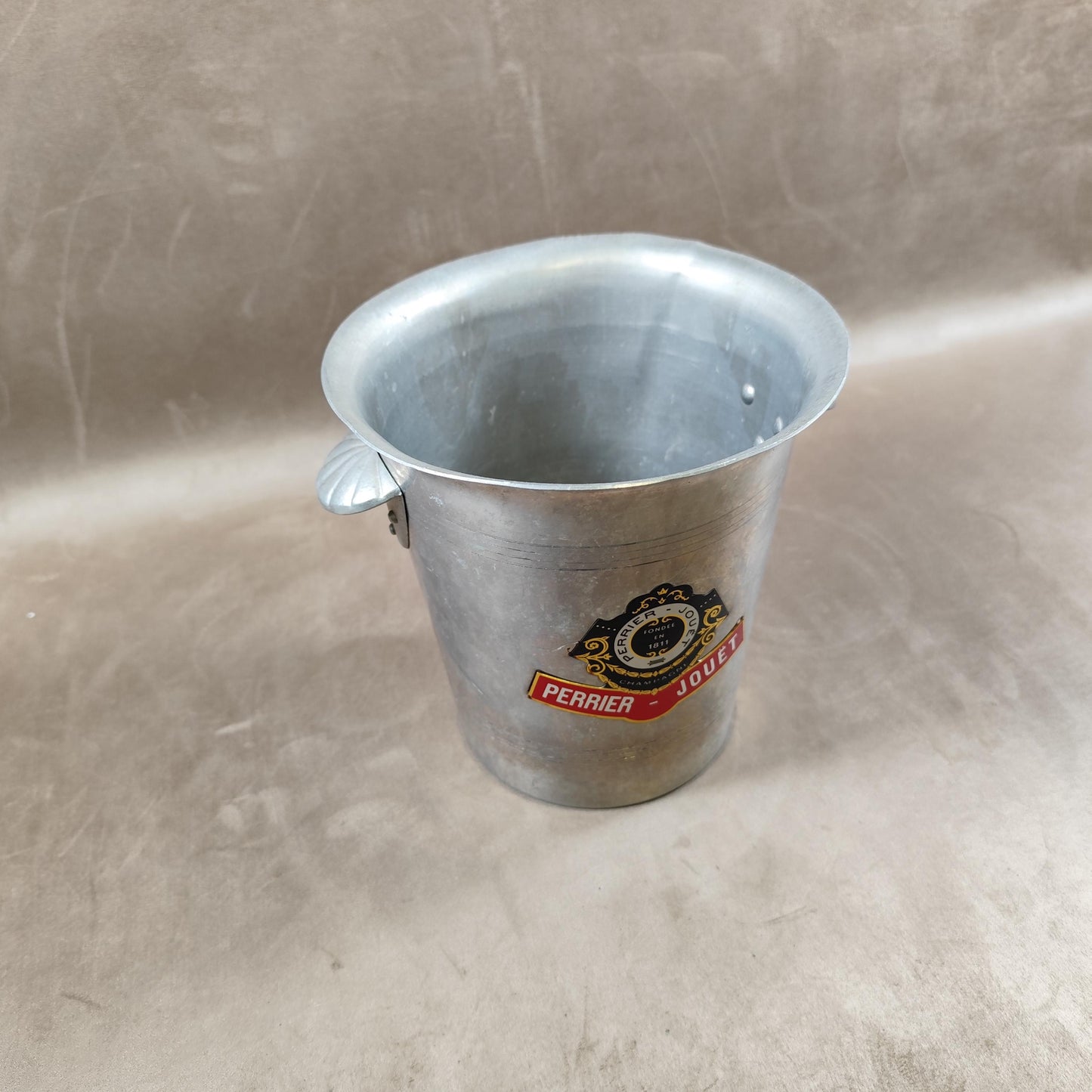Seau à champagne Perrier-Jouët en aluminium modèle vintage seau à glace ancien bistrot