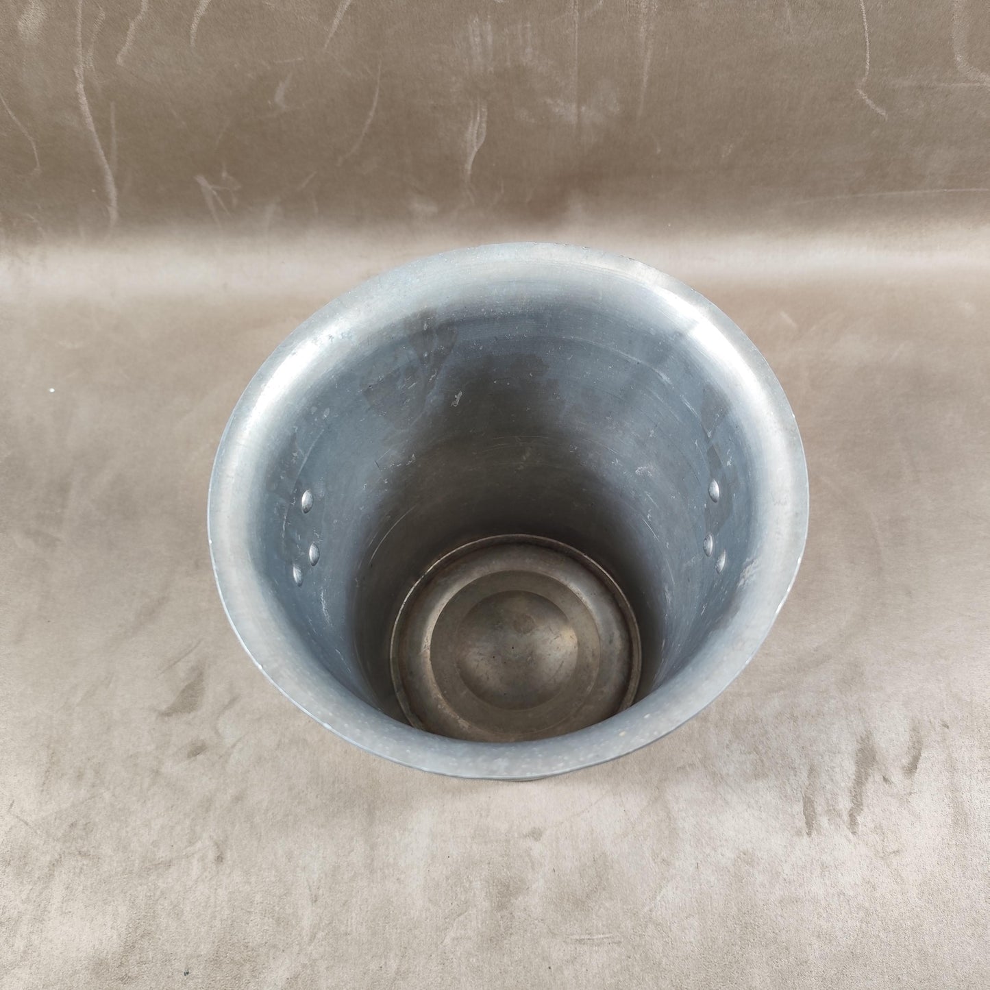 Seau à champagne Perrier-Jouët en aluminium modèle vintage seau à glace ancien bistrot