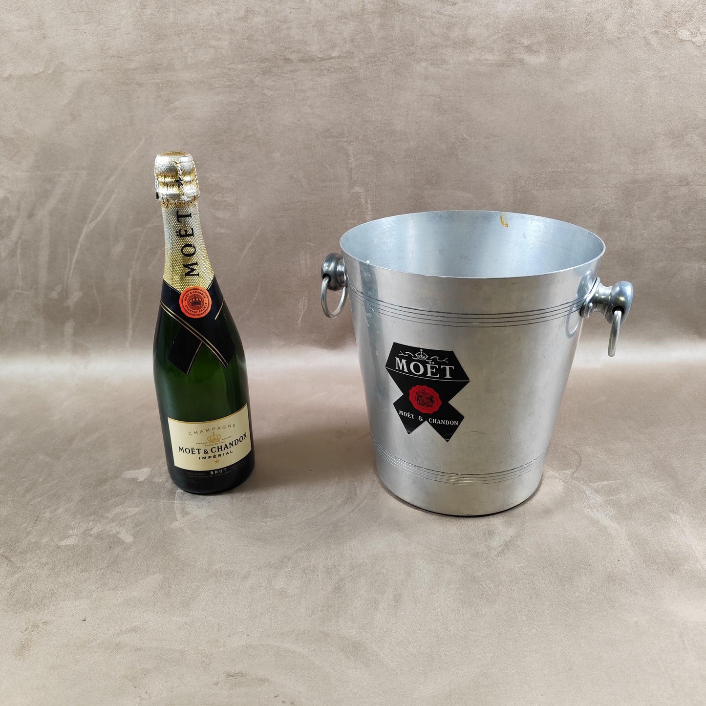Seau à champagne Moët & Chandon vintage en aluminium Logo noir et rouge Modèle ancien