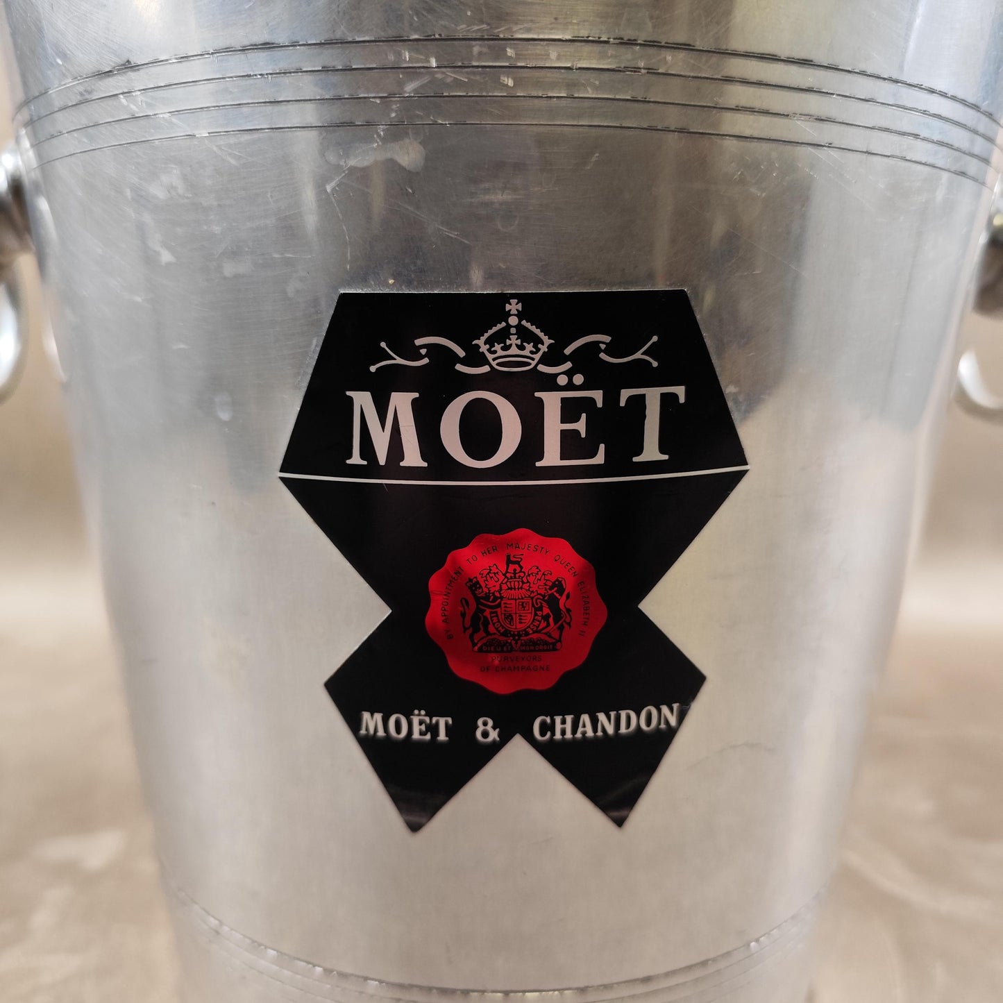 Seau à champagne Moët & Chandon vintage en aluminium Logo noir et rouge Modèle ancien
