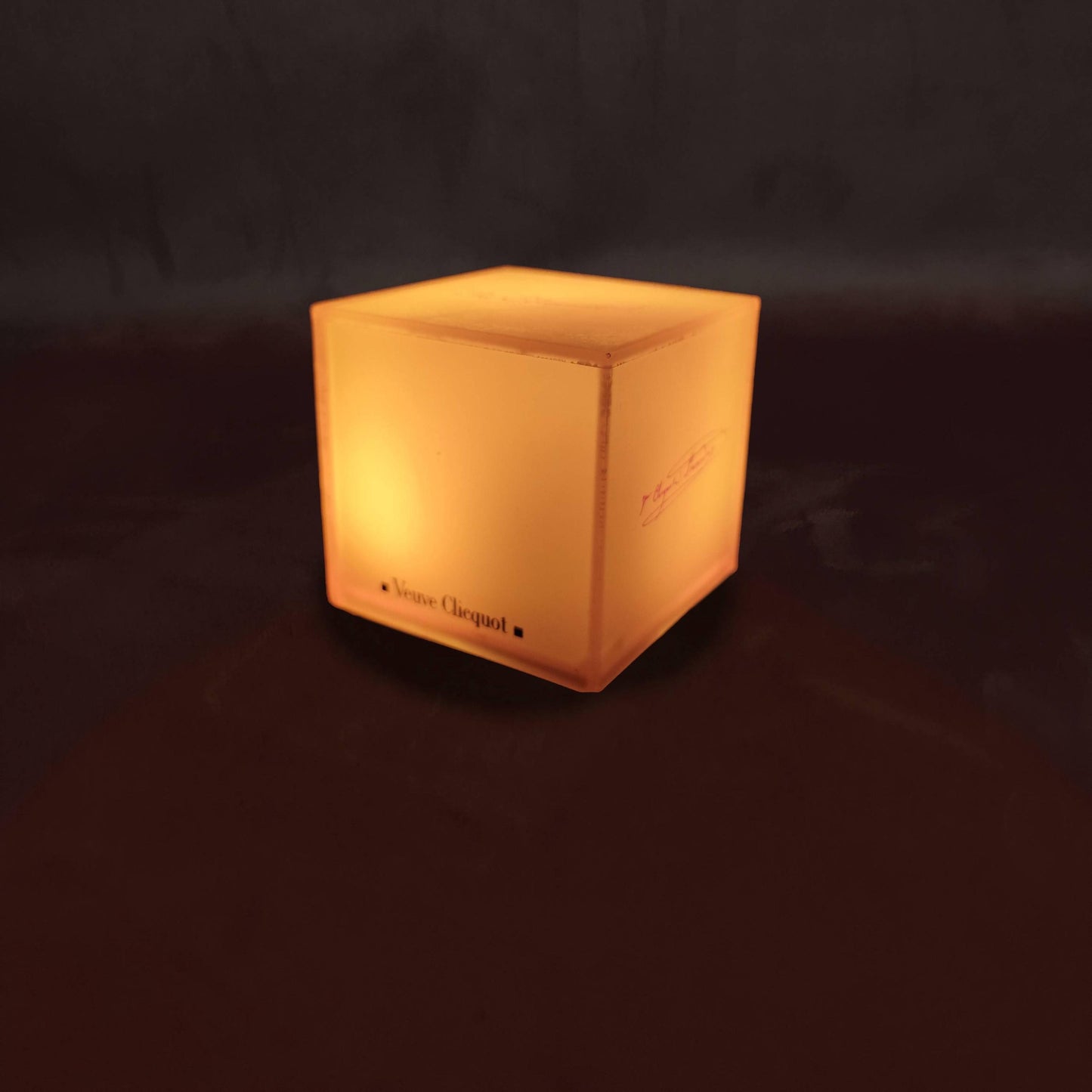 Lampe cube Veuve Clicquot orange Accessoire publicitaire champagne Fonctionne à piles