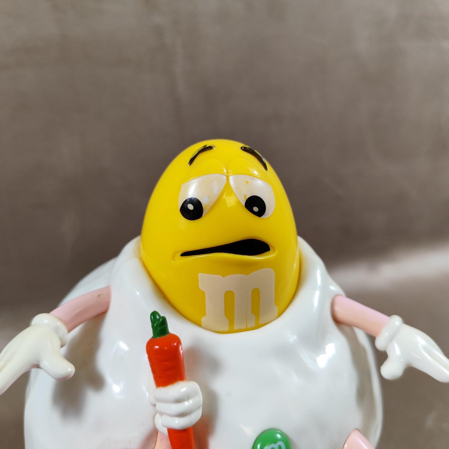 Distributeur de M&Ms vintage Modèle bonhomme de neige avec personnages jaune et rouge