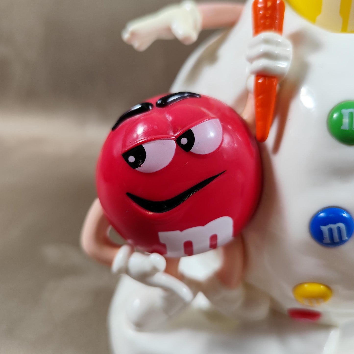 Distributeur de M&Ms vintage Modèle bonhomme de neige avec personnages jaune et rouge