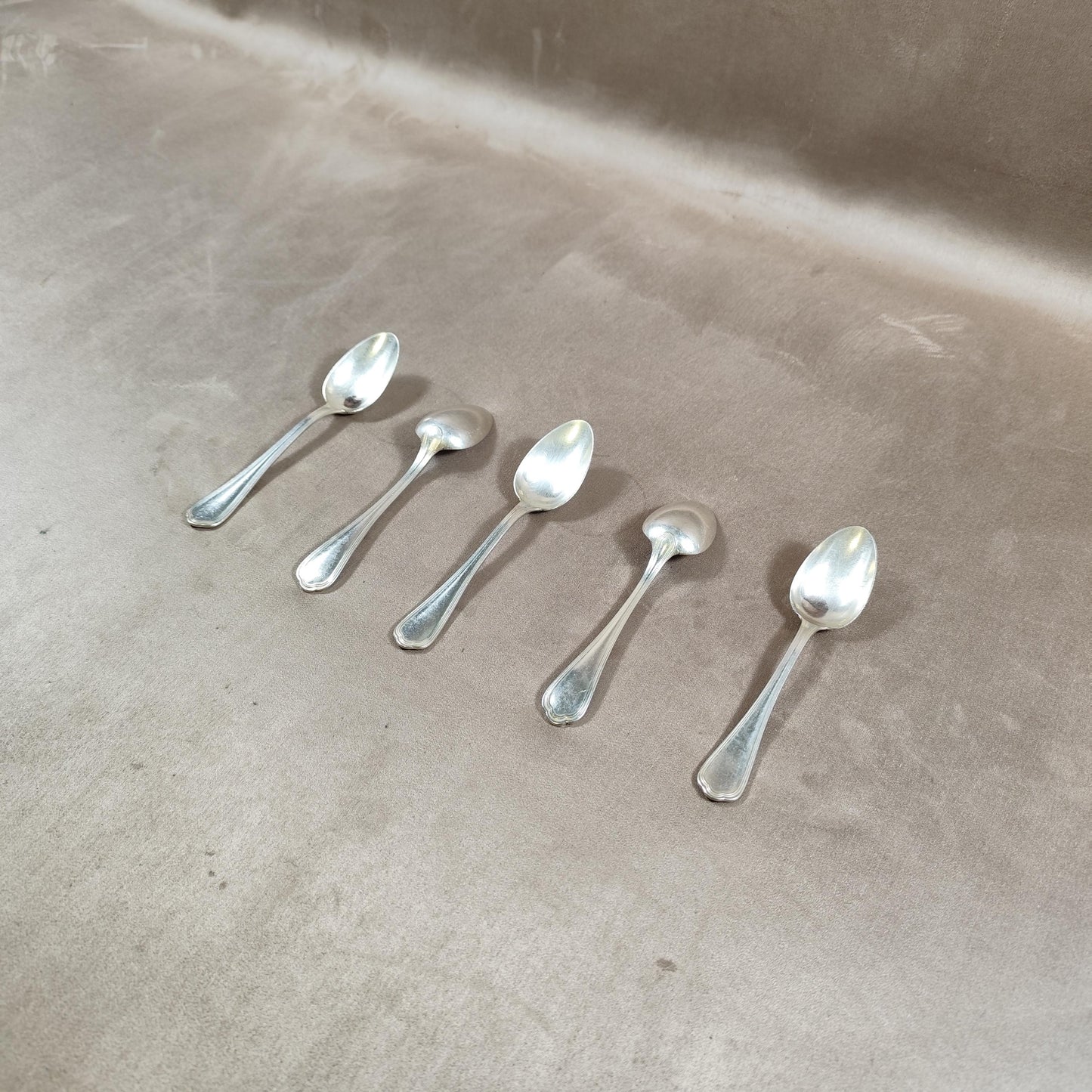 Lot de 5 cuillères à café Christofle en métal argenté Modèle hôtel Vintage XXe