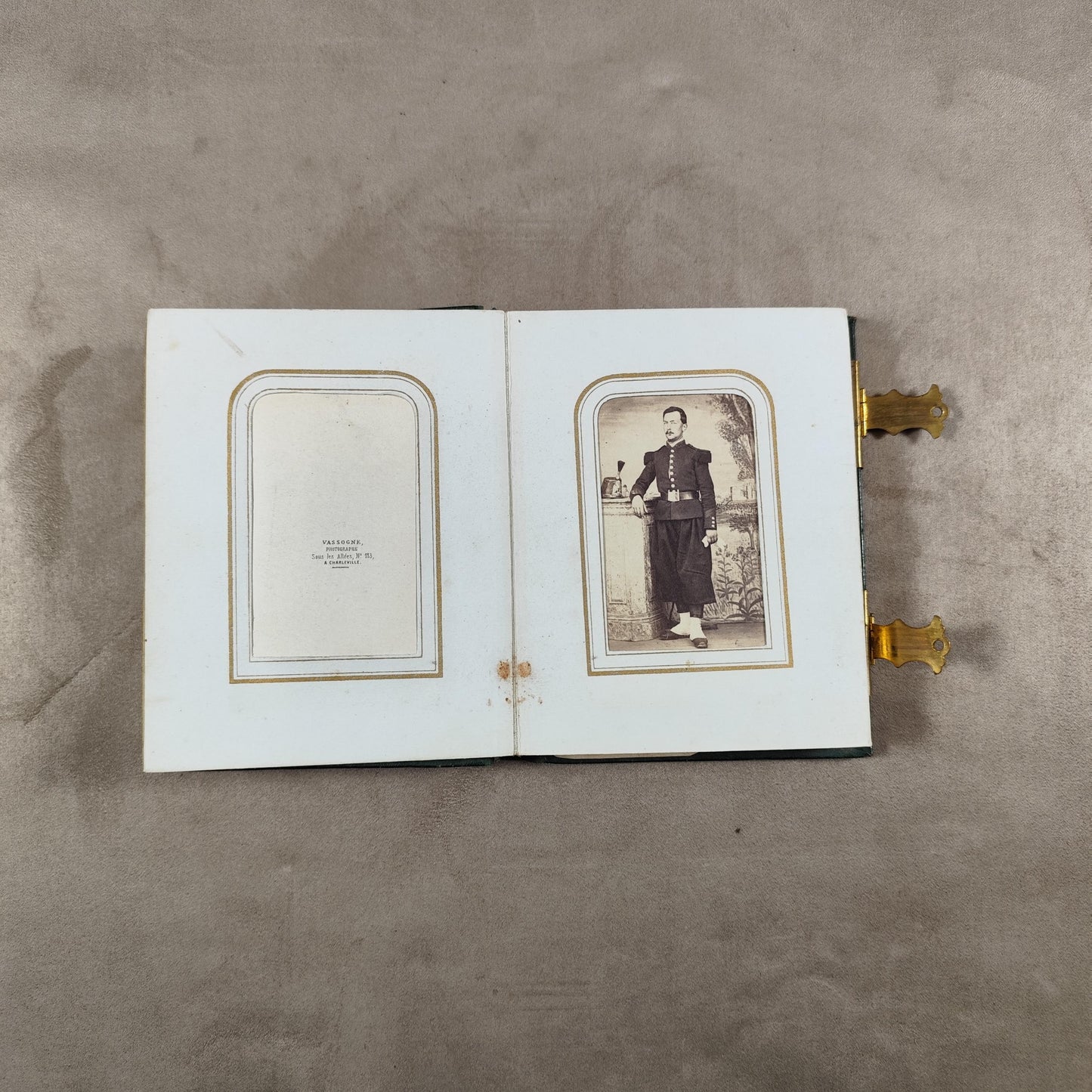 Album photo ancien XIXe siècle avec portraits Photographies CDV dont Nadar Reliure verte à fermoirs
