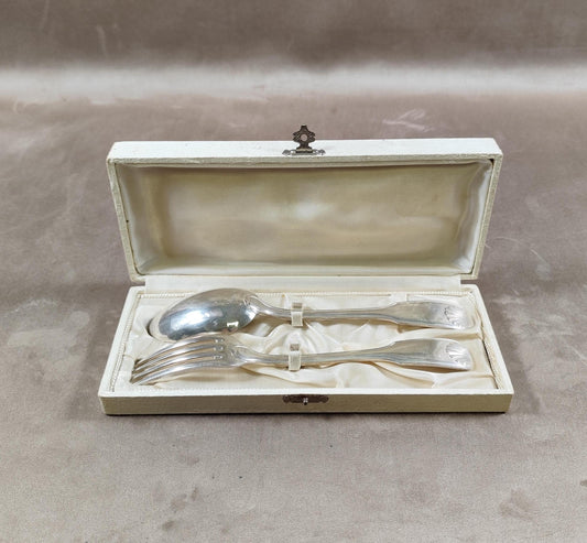 Service de baptêmes dont fourchette et cuillère en métal argenté avec écrin poinçon d'orfèvre  Motif coquille  Vintage