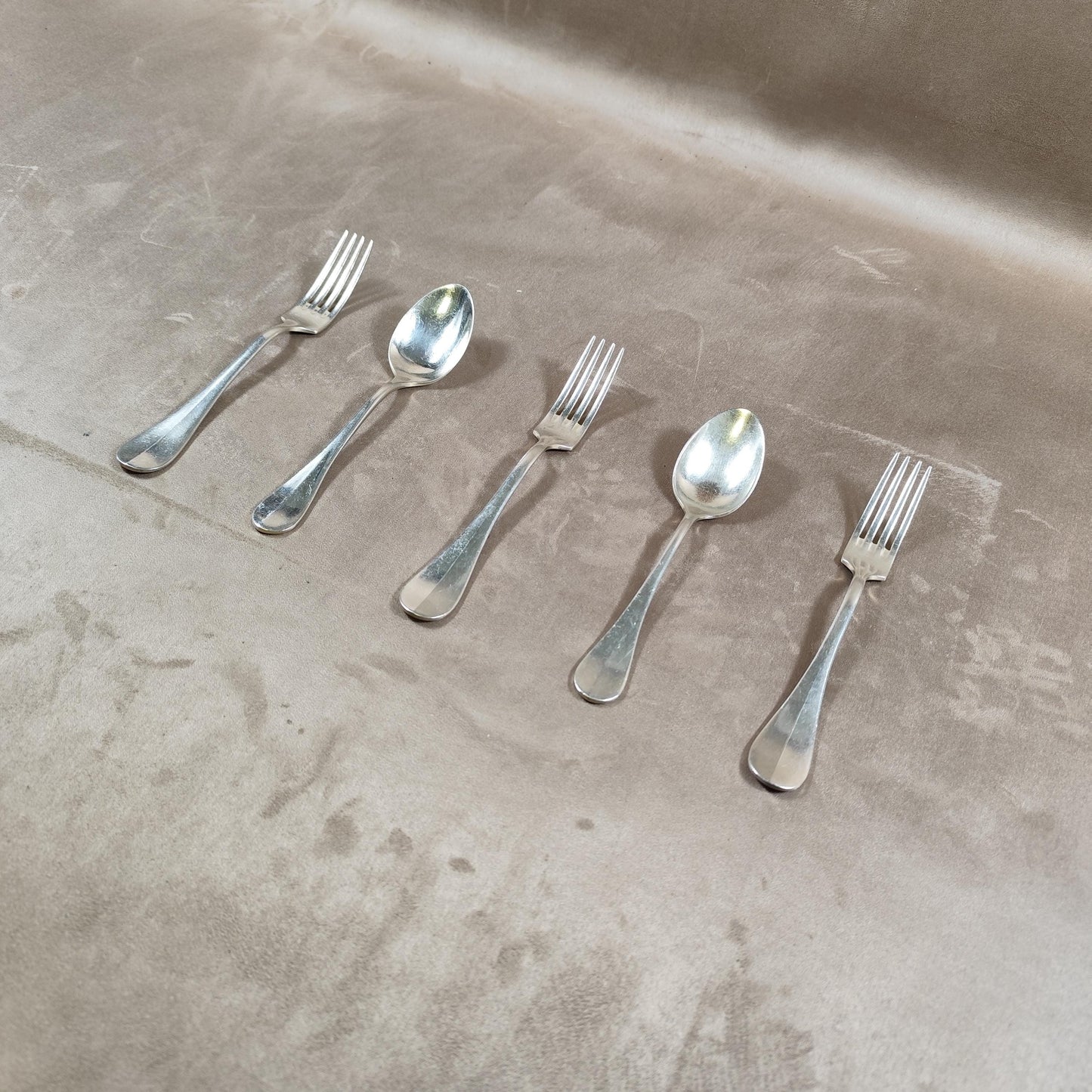 Lot de 5 fourchettes et cuillères Christofle modèle Hôtel Métal argenté Service vintage