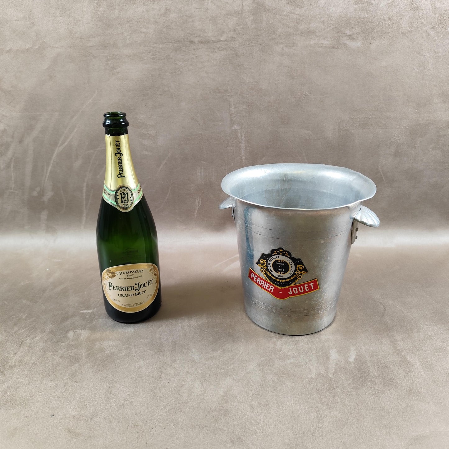 Seau à champagne Perrier-Jouët en aluminium modèle vintage seau à glace ancien bistrot