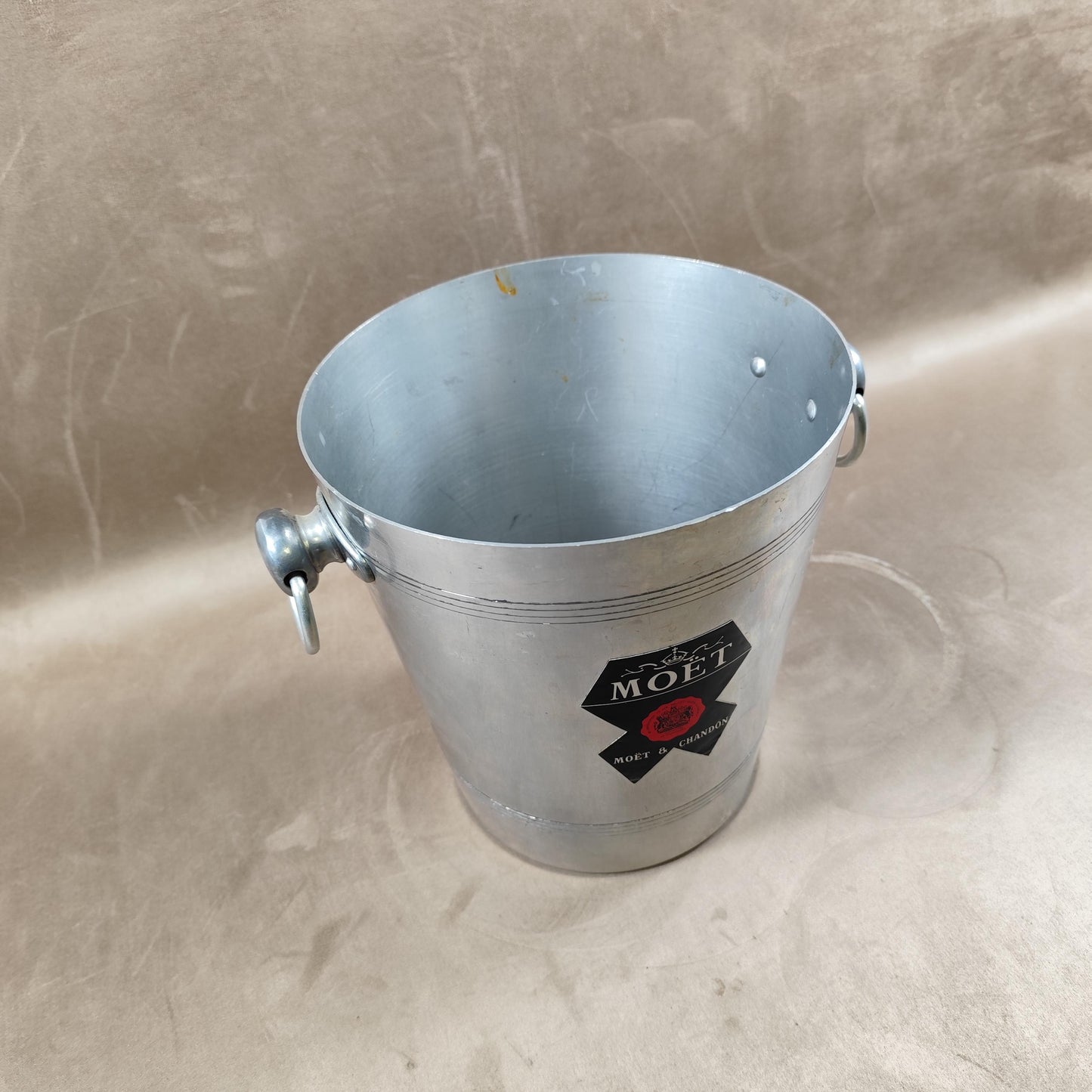 Seau à champagne Moët & Chandon vintage en aluminium Logo noir et rouge Modèle ancien