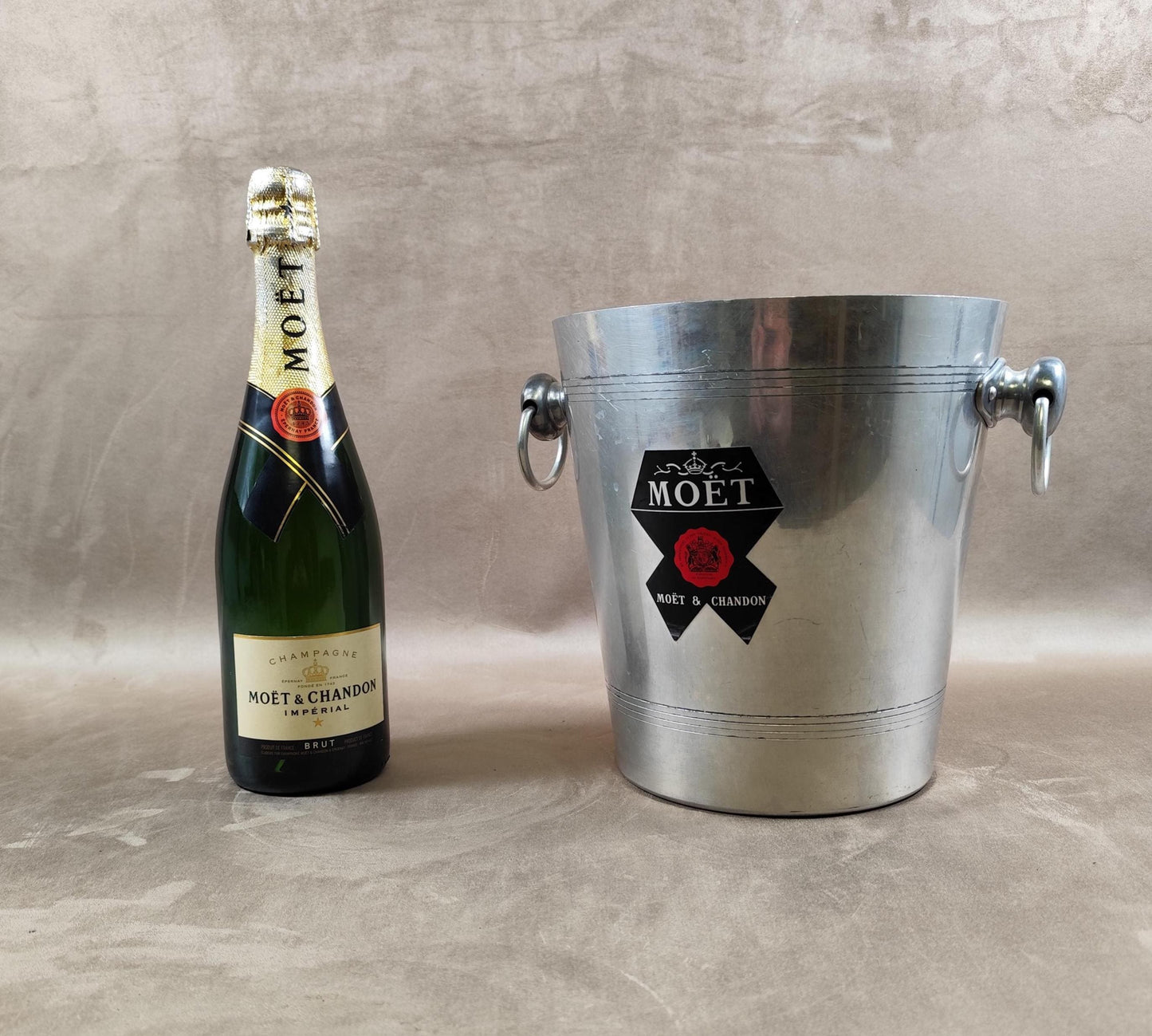 Seau à champagne Moët & Chandon vintage en aluminium Logo noir et rouge Modèle ancien