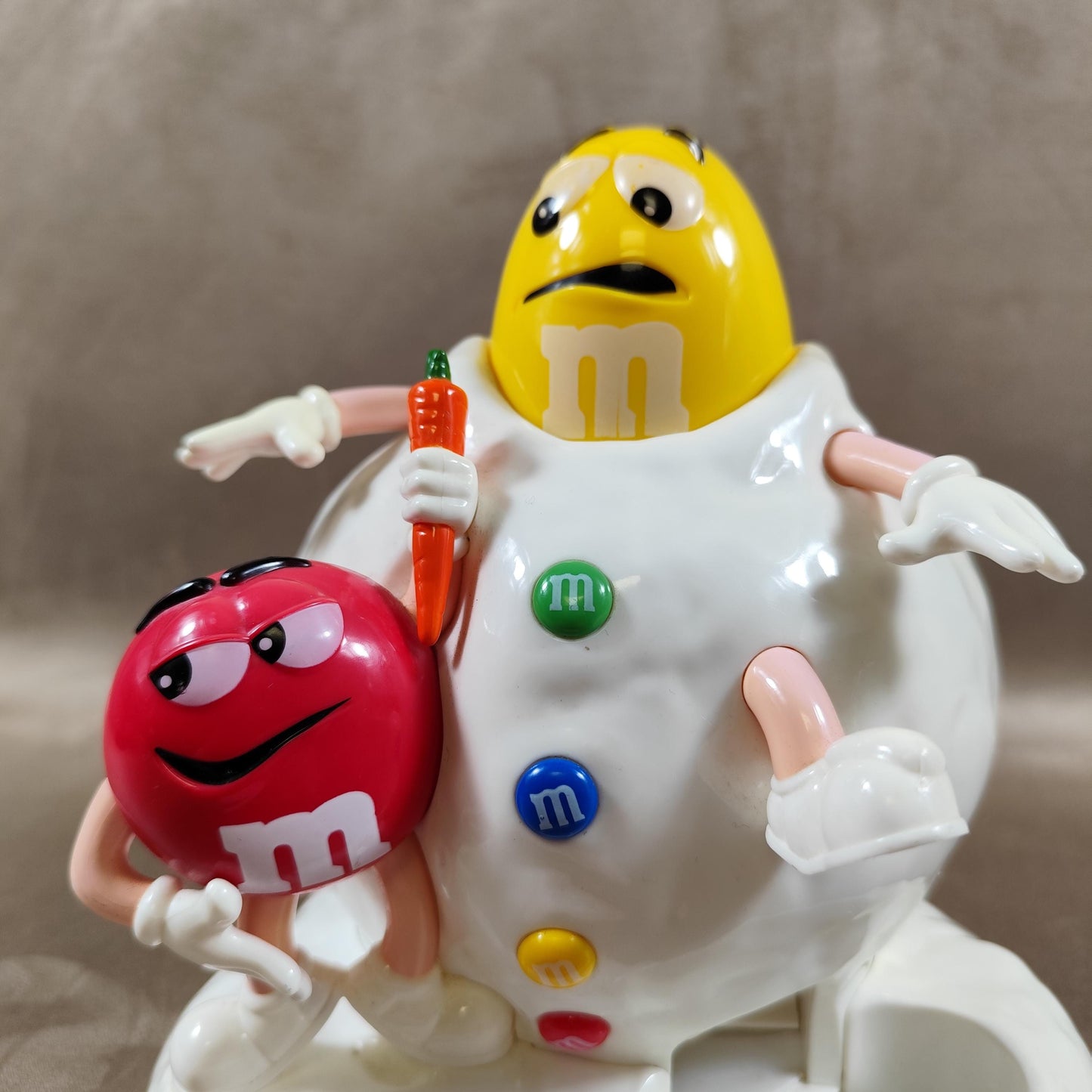 Distributeur de M&Ms vintage Modèle bonhomme de neige avec personnages jaune et rouge