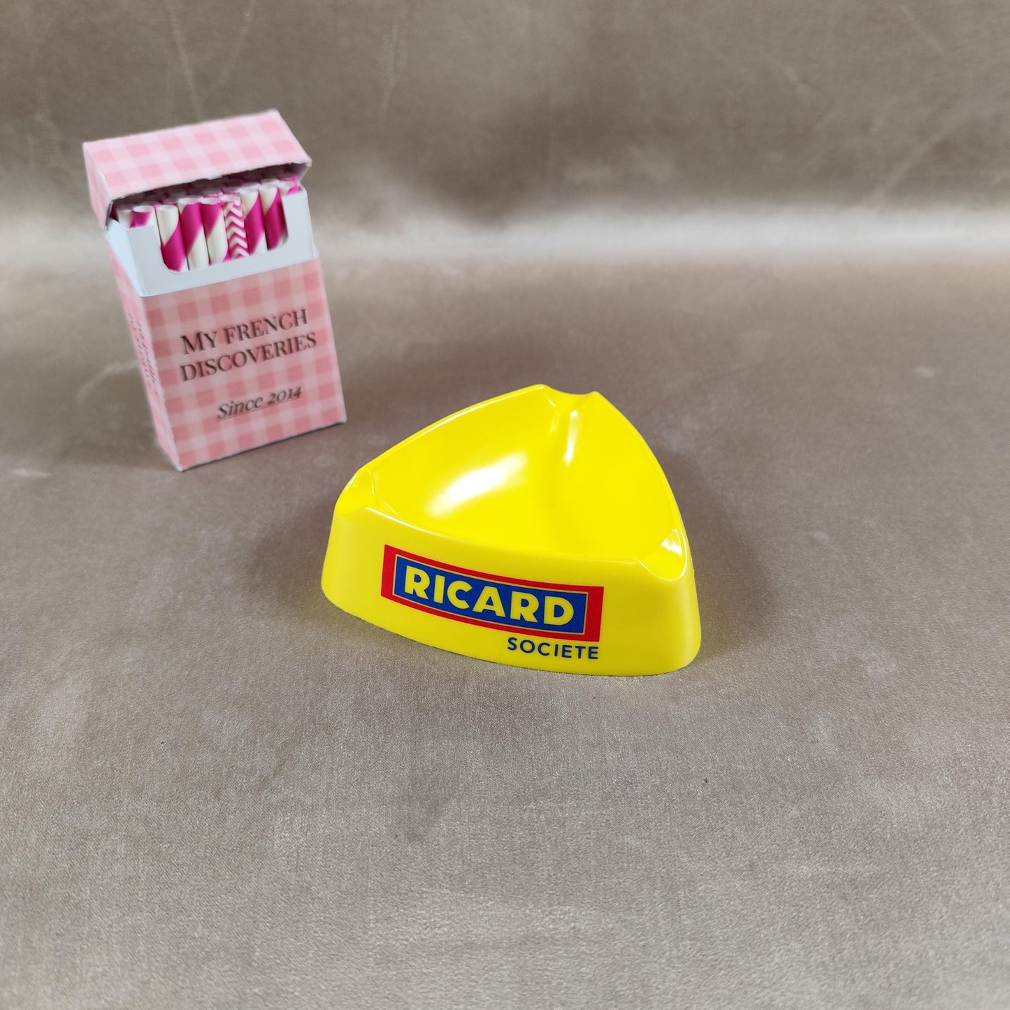 Cendrier Ricard Société jaune en plastique Objet publicitaire vintage Bar bistrot