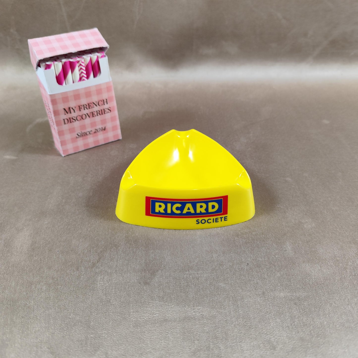Cendrier Ricard Société jaune en plastique Objet publicitaire vintage Bar bistrot