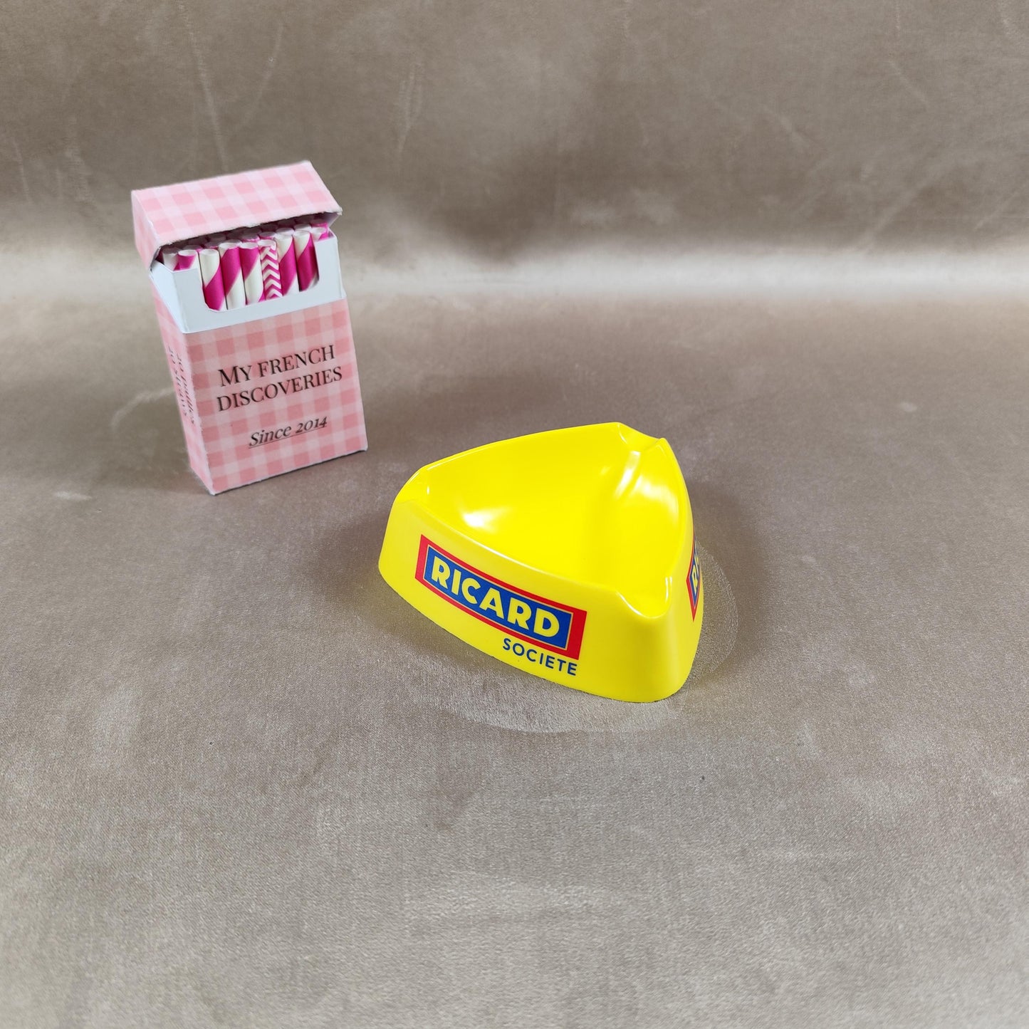 Cendrier Ricard Société jaune en plastique Objet publicitaire vintage Bar bistrot