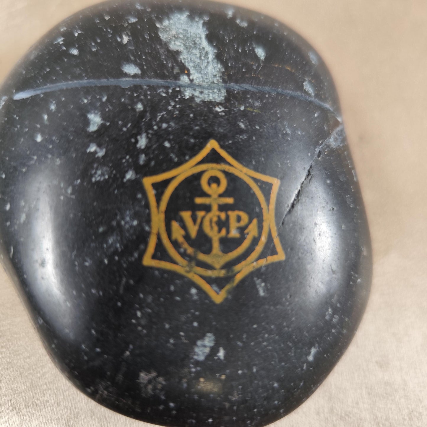 Presse-papiers Veuve Clicquot en pierre noire Objet publicitaire Champagne