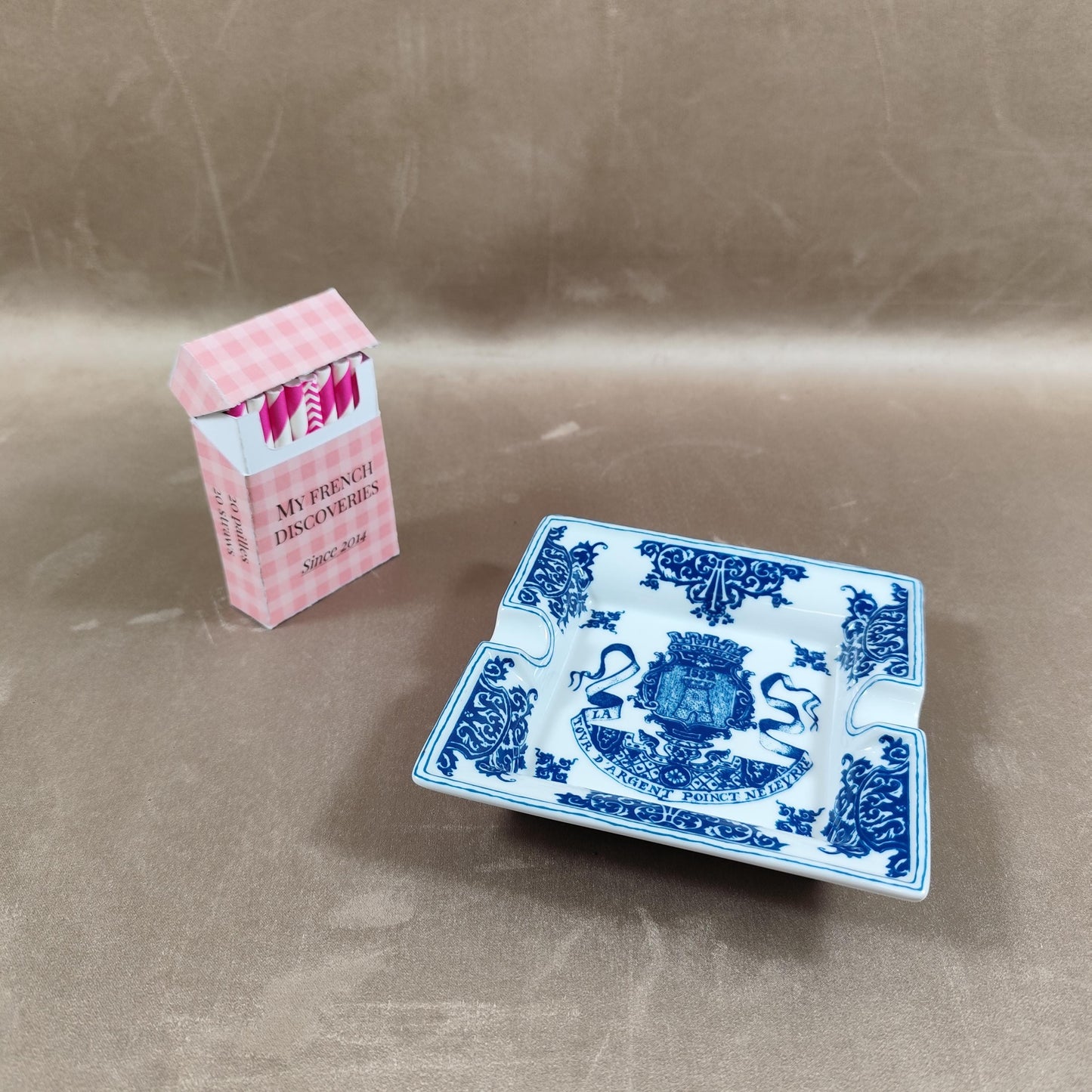 VERY RARE Cendrier La Tour dArgent en porcelaine de Limoges Décor bleu Paris