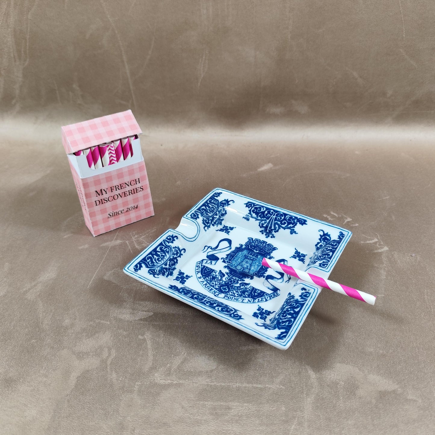 VERY RARE Cendrier La Tour dArgent en porcelaine de Limoges Décor bleu Paris