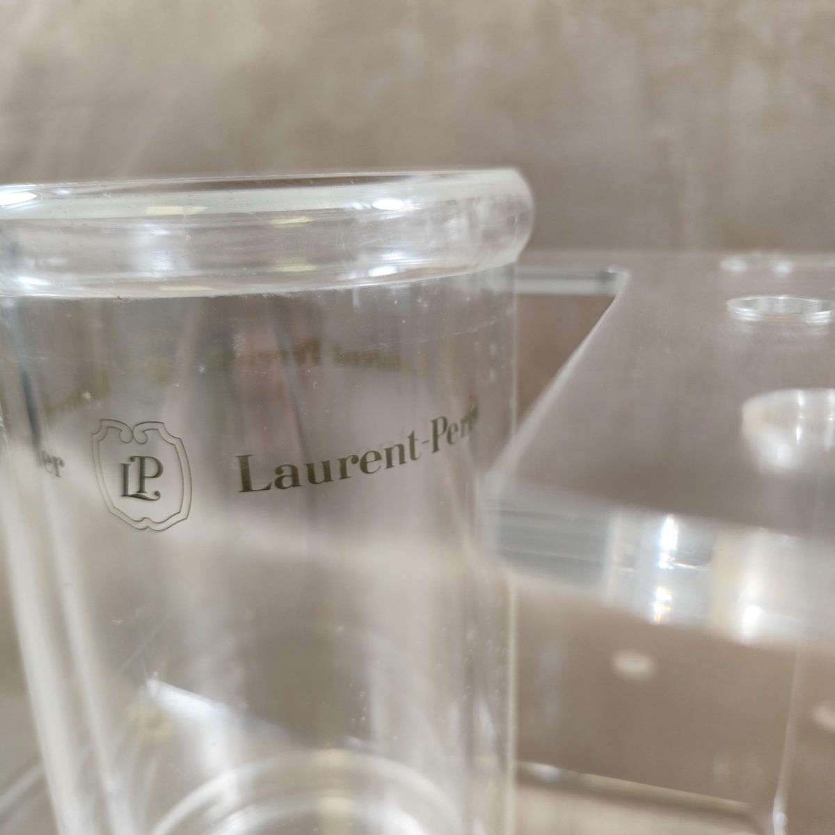 Présentoir à champagne Laurent-Perrier en plexiglas Support publicitaire Vintage