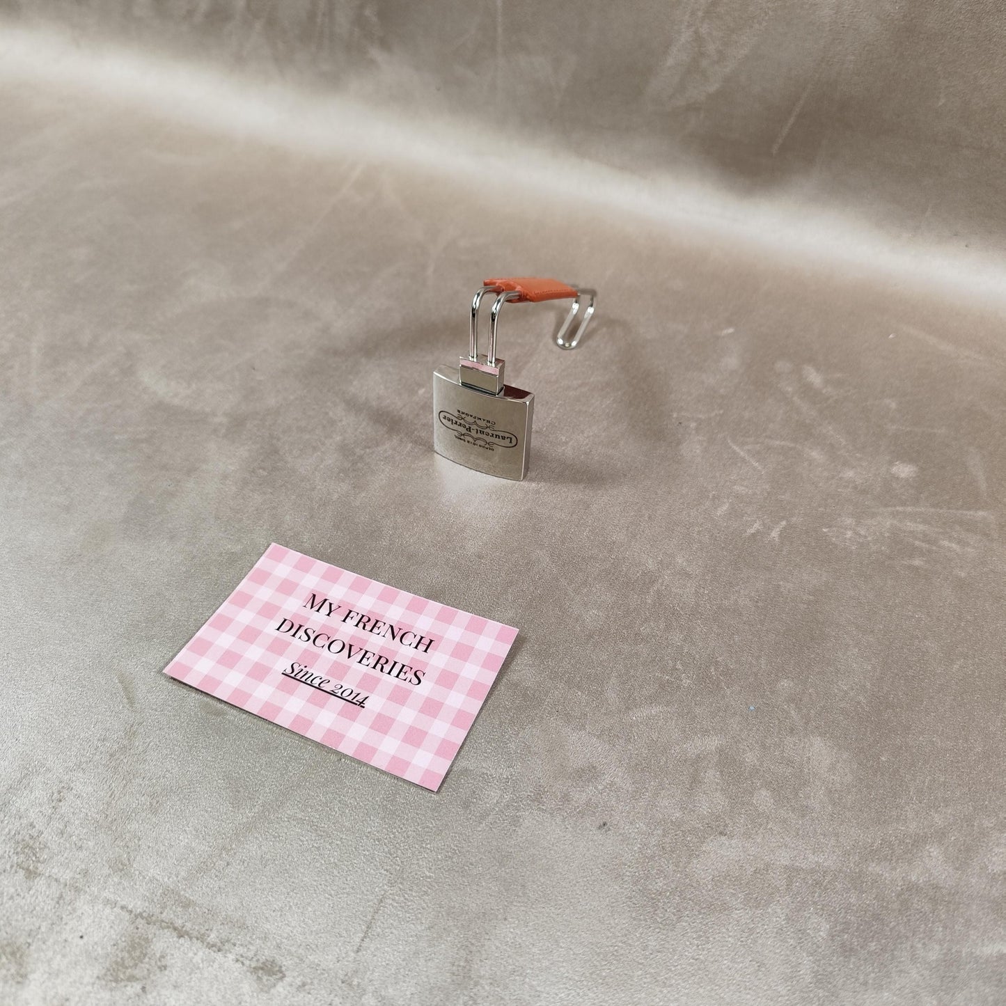 Accroche-sac de table Laurent-Perrier en métal chromé et effet cuir Accessoire publicitaire