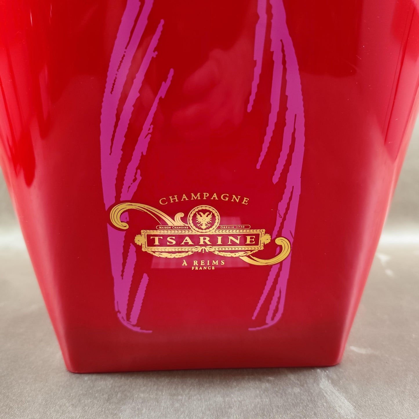 Seau à champagne Tsarine en plastique rouge Grand modèle publicitaire Vintage