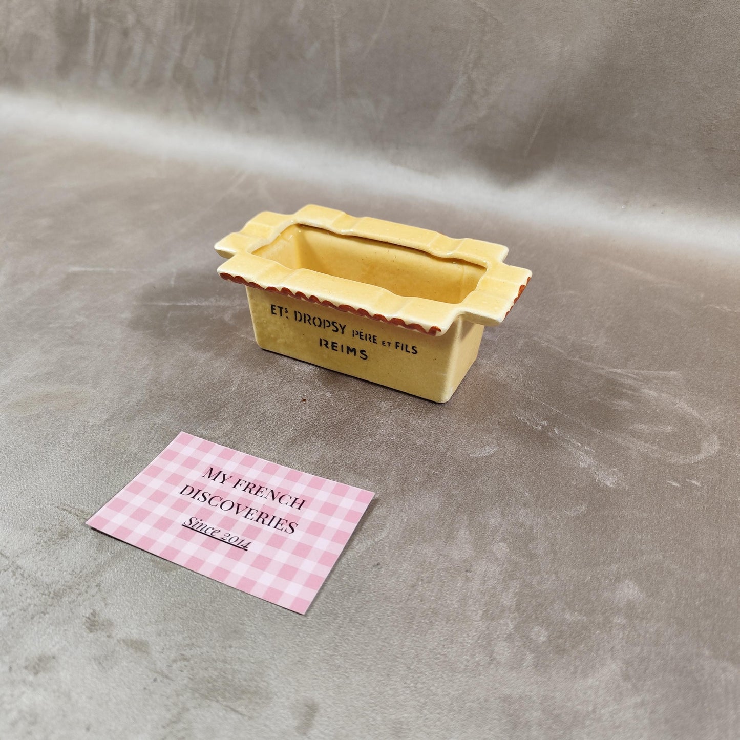 Cendrier publicitaire Dropsy Père et Fils en céramique Forme carton demballage Reims