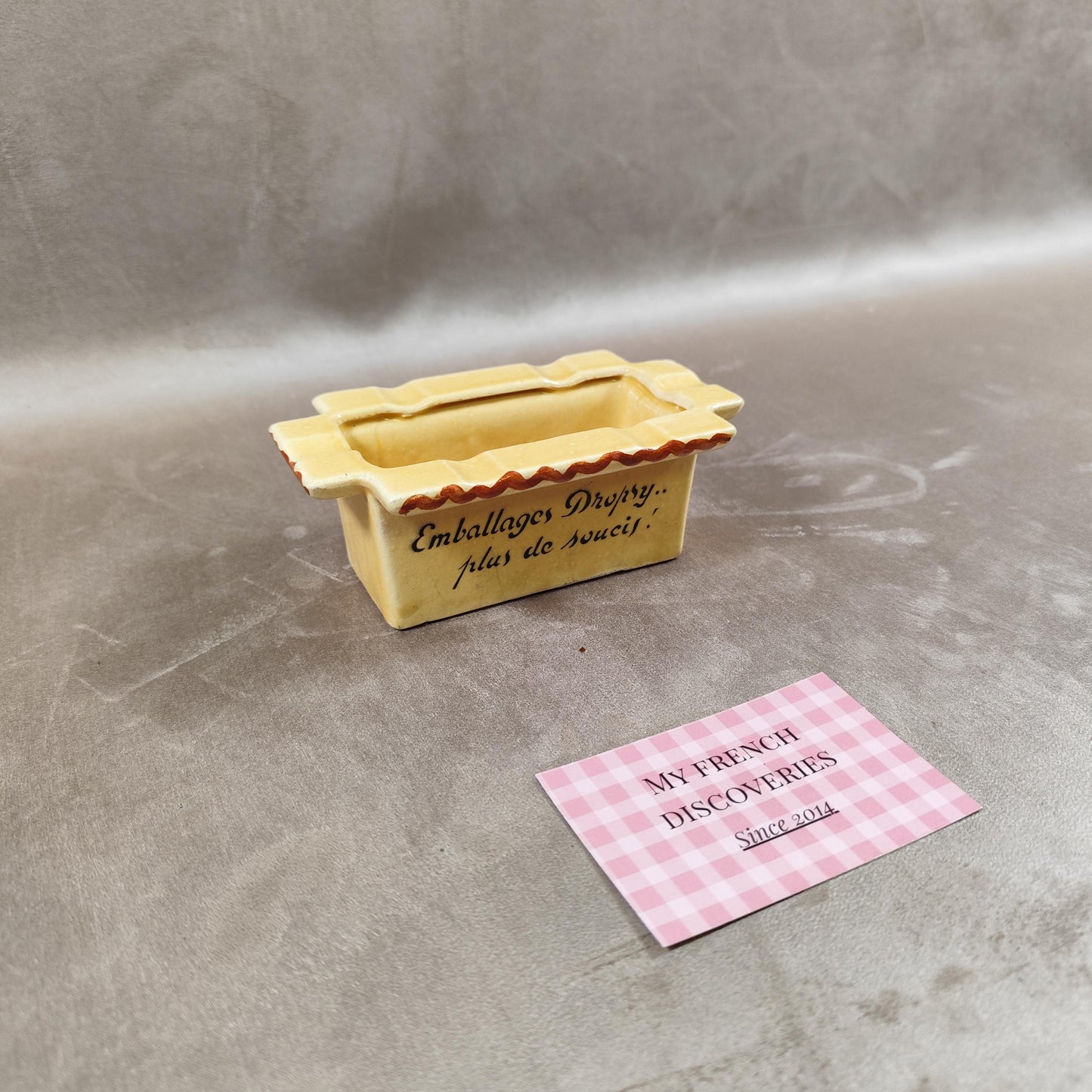 Cendrier publicitaire Dropsy Père et Fils en céramique Forme carton demballage Reims