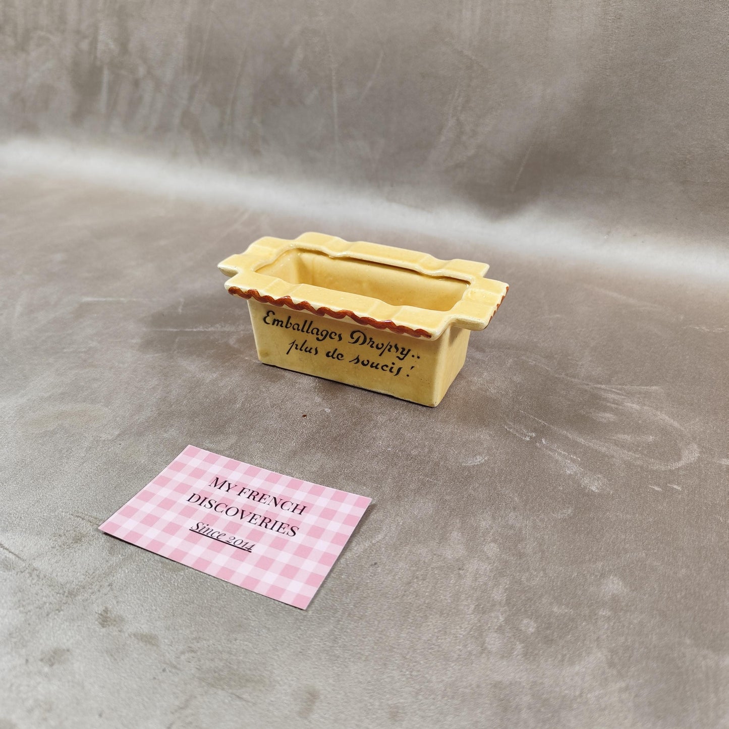 Cendrier publicitaire Dropsy Père et Fils en céramique Forme carton demballage Reims