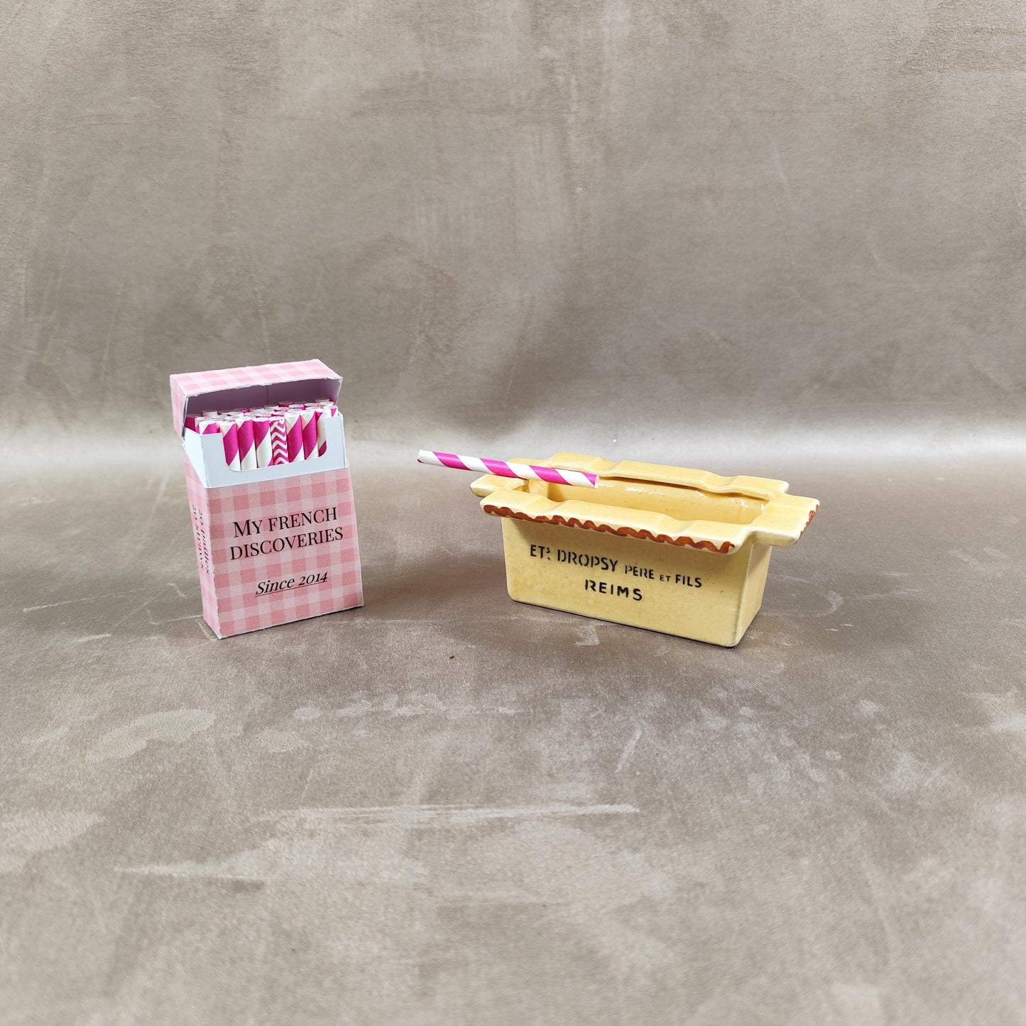 Cendrier publicitaire Dropsy Père et Fils en céramique Forme carton demballage Reims