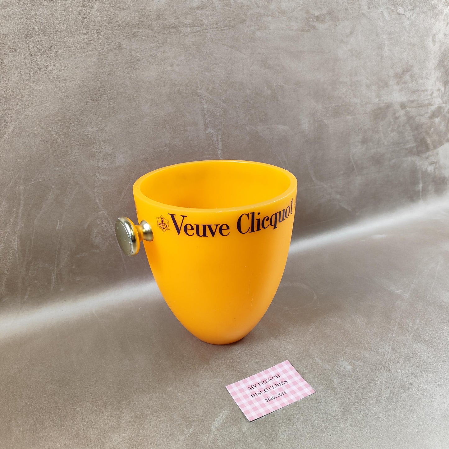 Seau à champagne Veuve Clicquot en plastique orange Modèle publicitaire avec poignée dorée