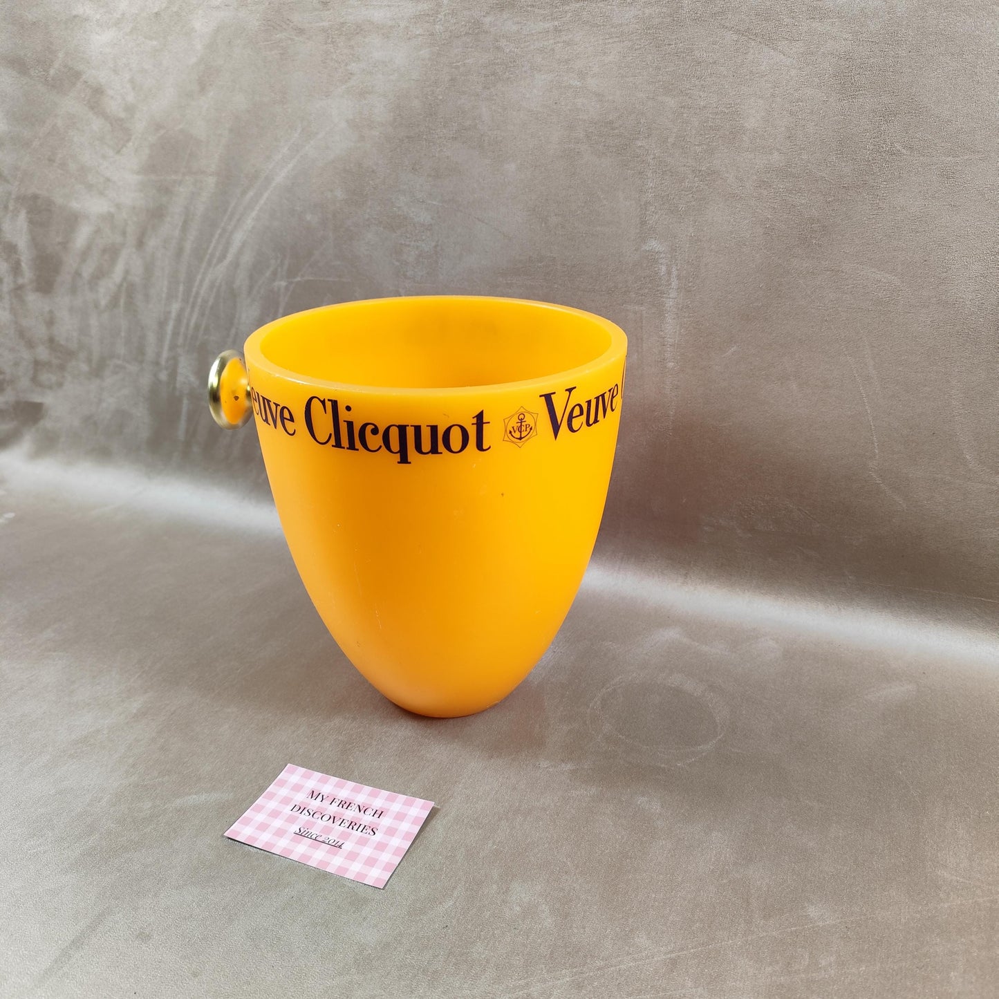 Seau à champagne Veuve Clicquot en plastique orange Modèle publicitaire avec poignée dorée