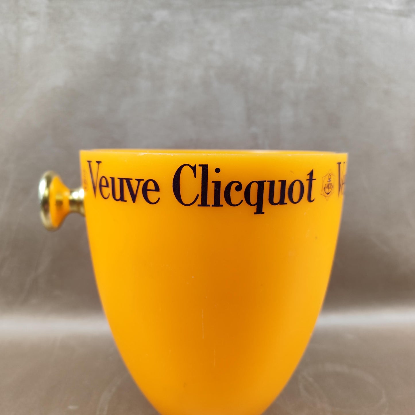 Seau à champagne Veuve Clicquot en plastique orange Modèle publicitaire avec poignée dorée