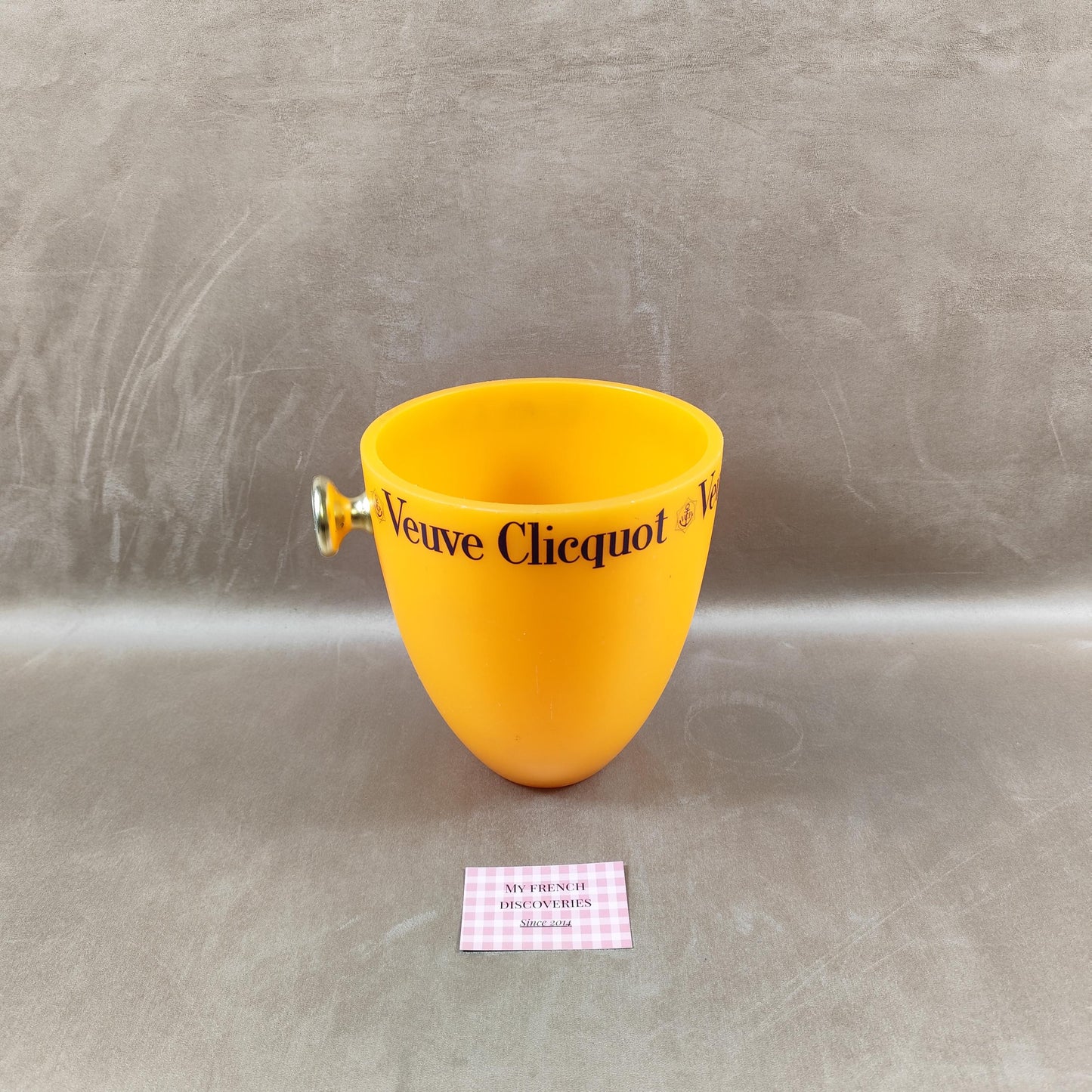 Seau à champagne Veuve Clicquot en plastique orange Modèle publicitaire avec poignée dorée