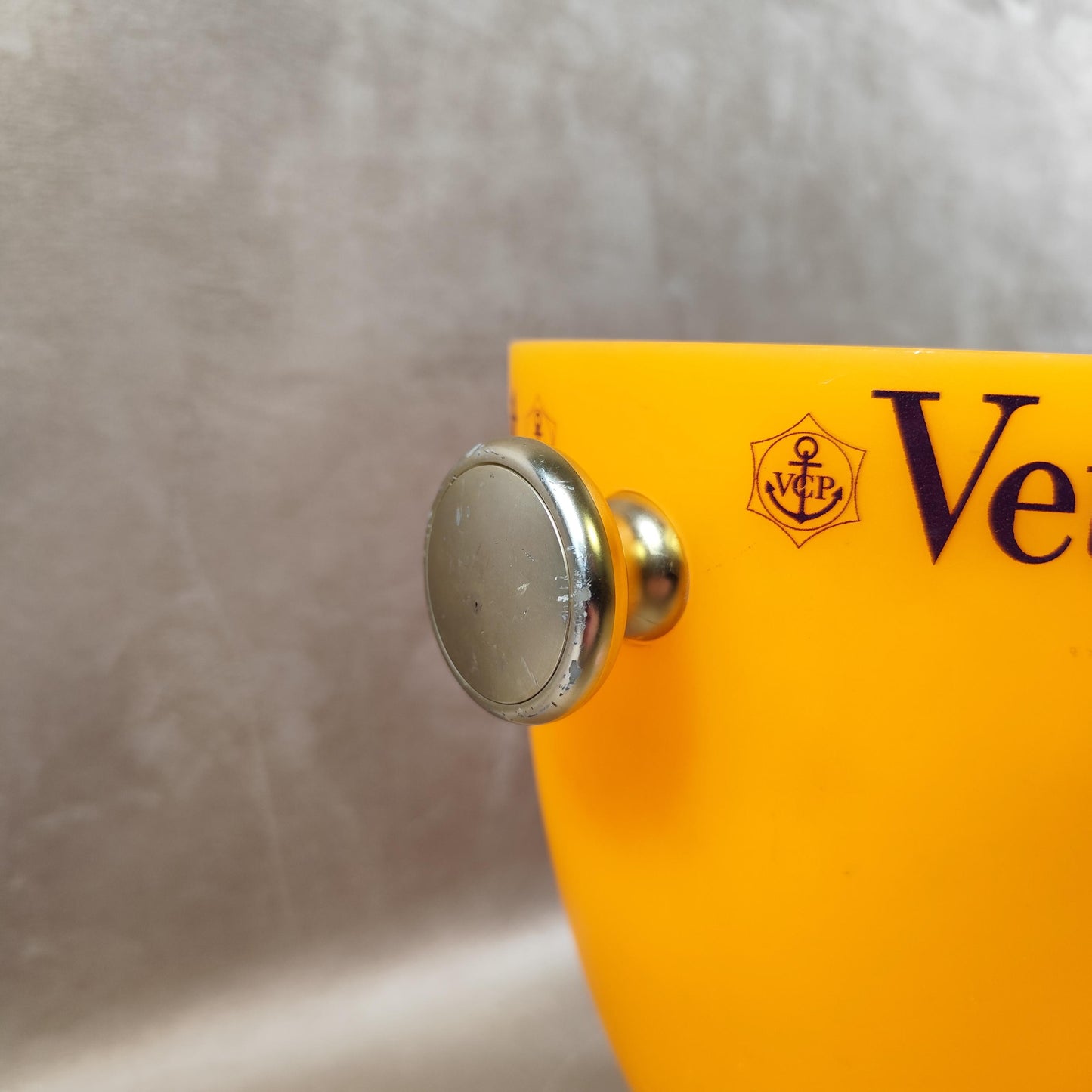 Seau à champagne Veuve Clicquot en plastique orange Modèle publicitaire avec poignée dorée